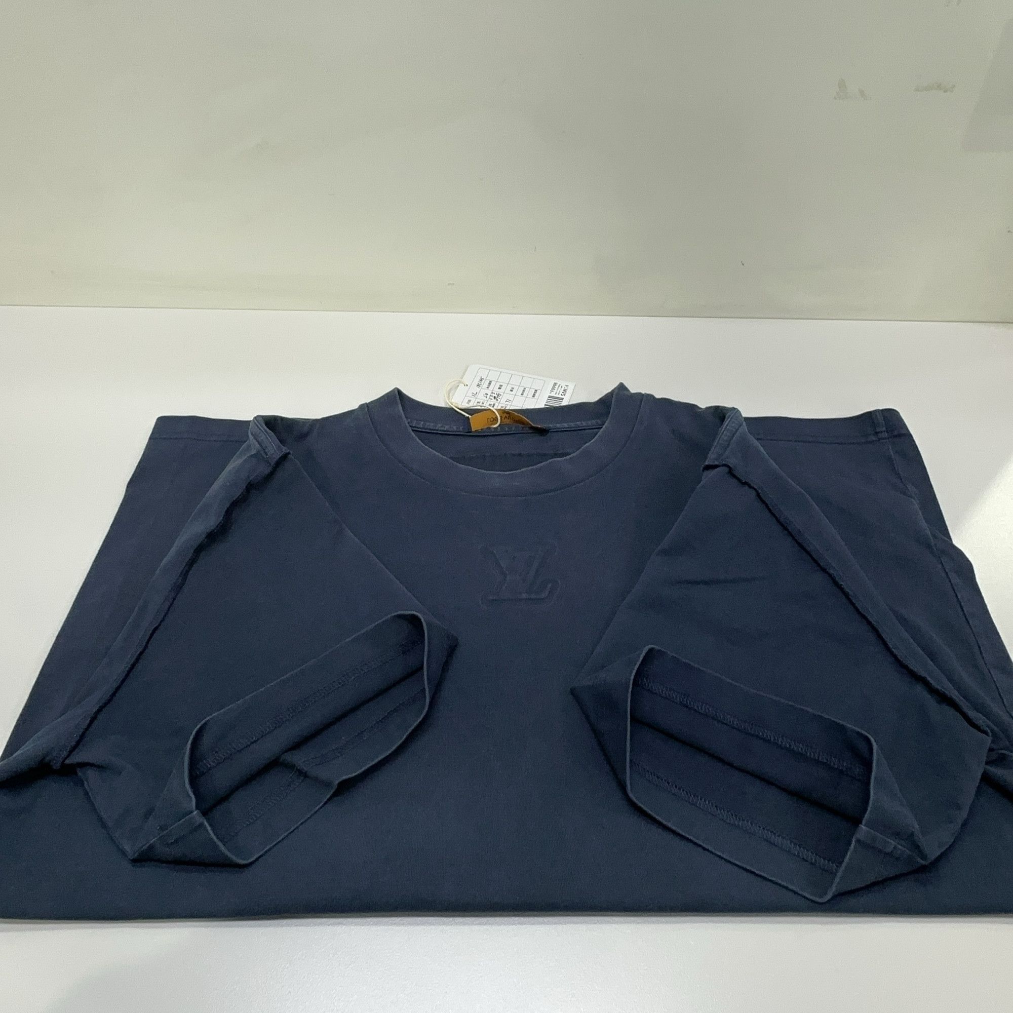 Louis Vuitton Louis Vuitton Embossed Logo T-Shirt XL Size US XL / EU 56 / 4 - 7 Thumbnail