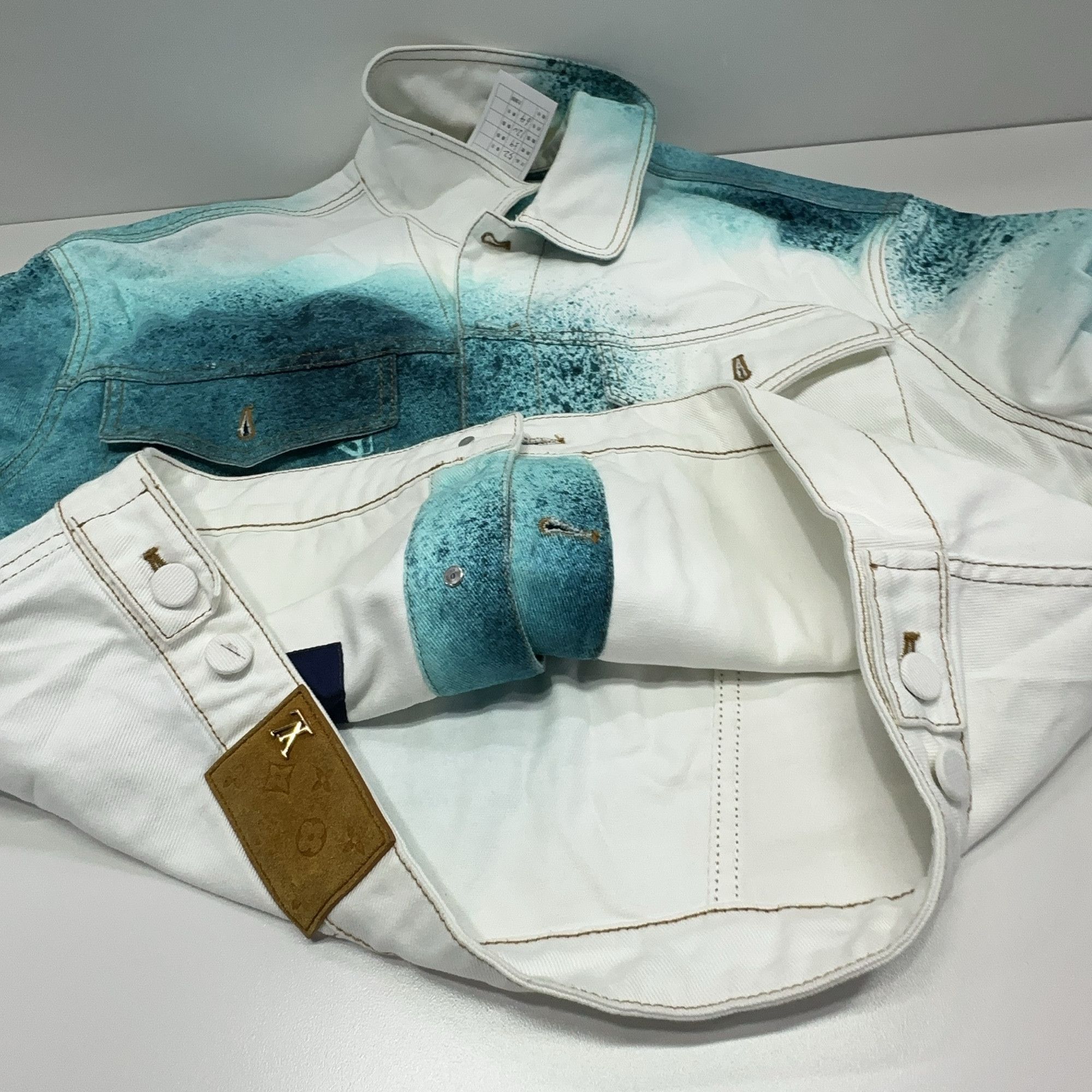 Louis Vuitton Louis Vuitton SS23 Spray Paint Denim Jacket 52 Size US L / EU 52-54 / 3 - 7 Thumbnail