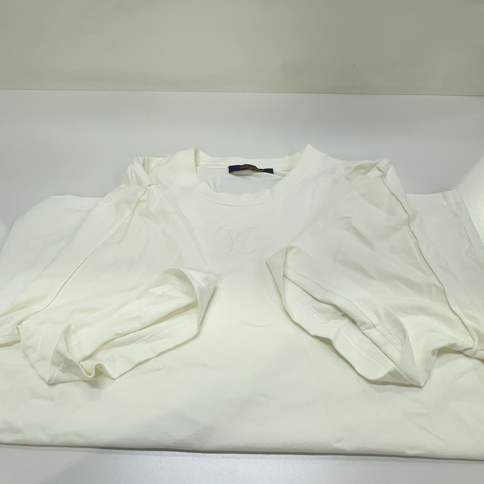 Louis Vuitton Louis Vuitton Logo Patch T-Shirt Size XL Size US XL / EU 56 / 4 - 8 Thumbnail