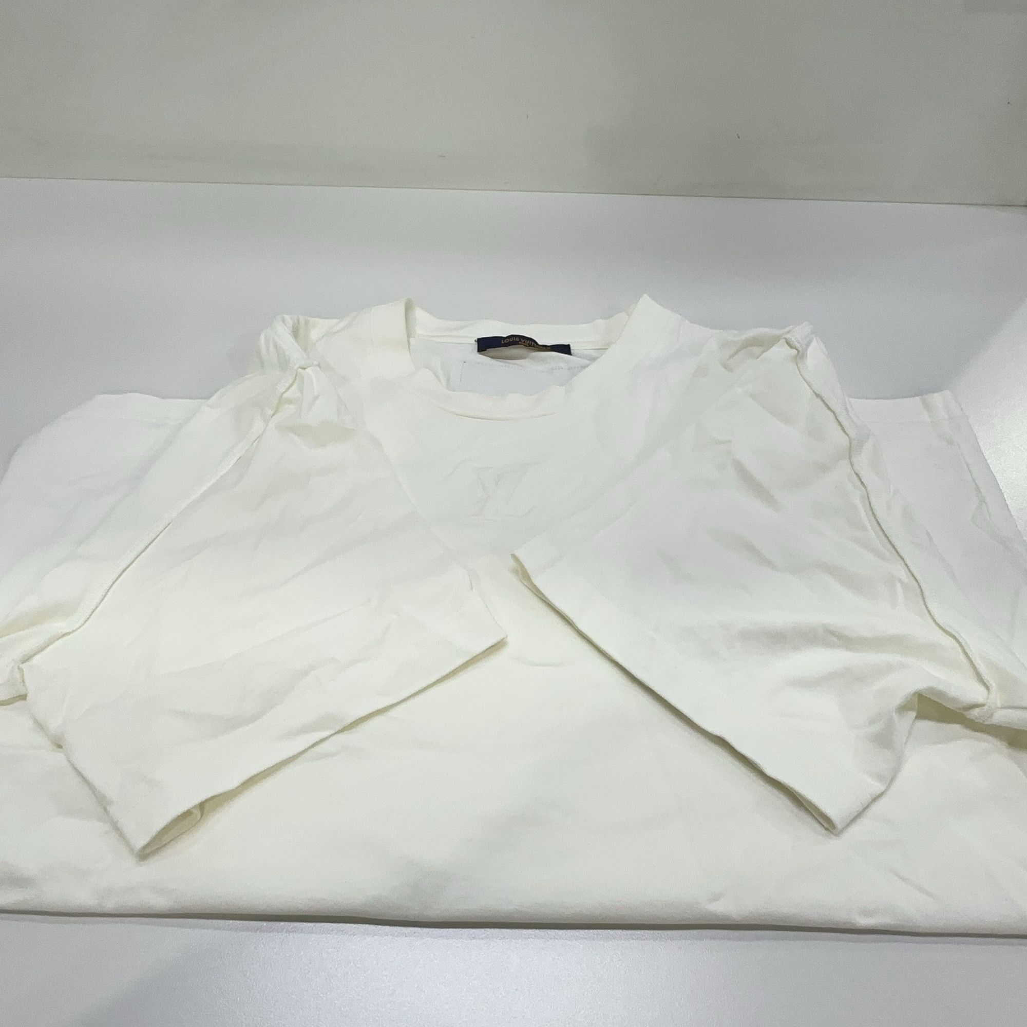 Louis Vuitton Louis Vuitton Logo Patch T-Shirt Size XL Size US XL / EU 56 / 4 - 7 Thumbnail