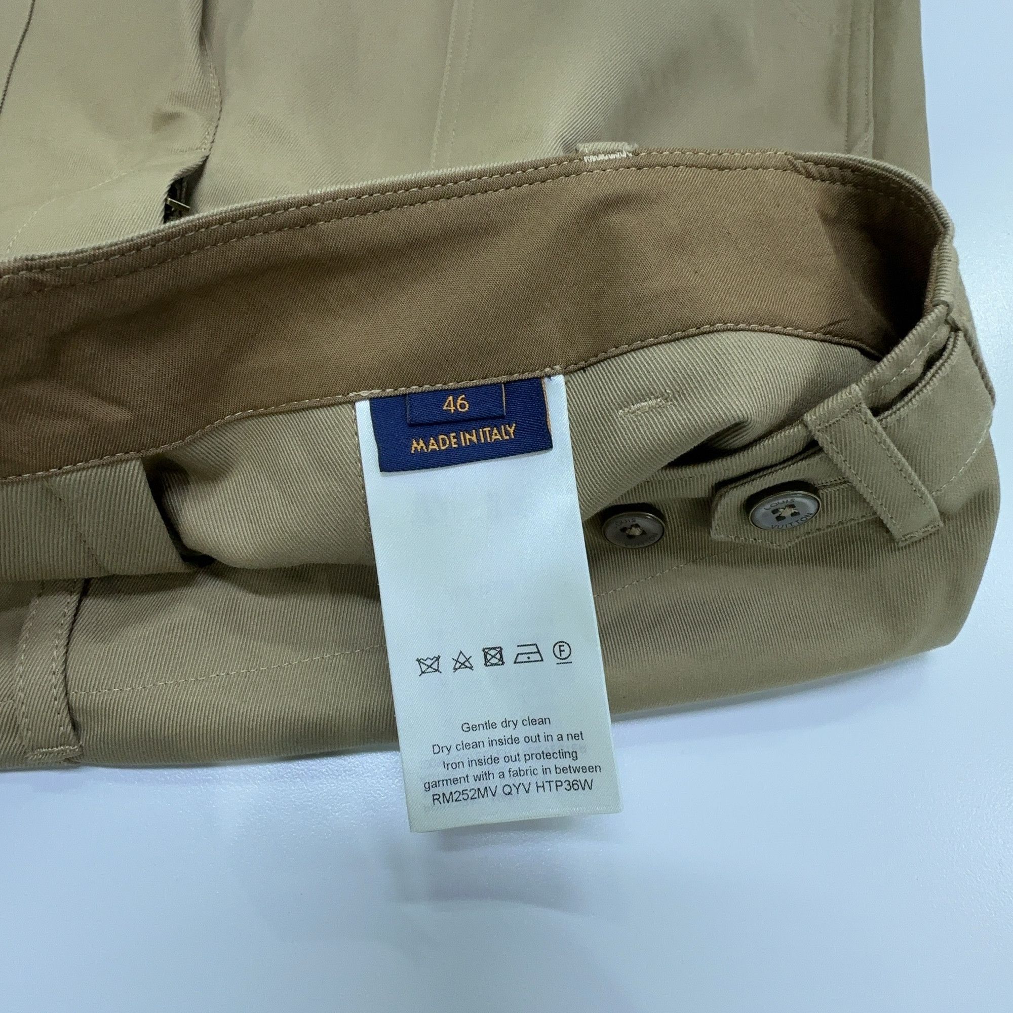 Louis Vuitton Louis Vuitton Logo Patch Khaki Shorts Size 46 Size US 30 / EU 46 - 3 Thumbnail