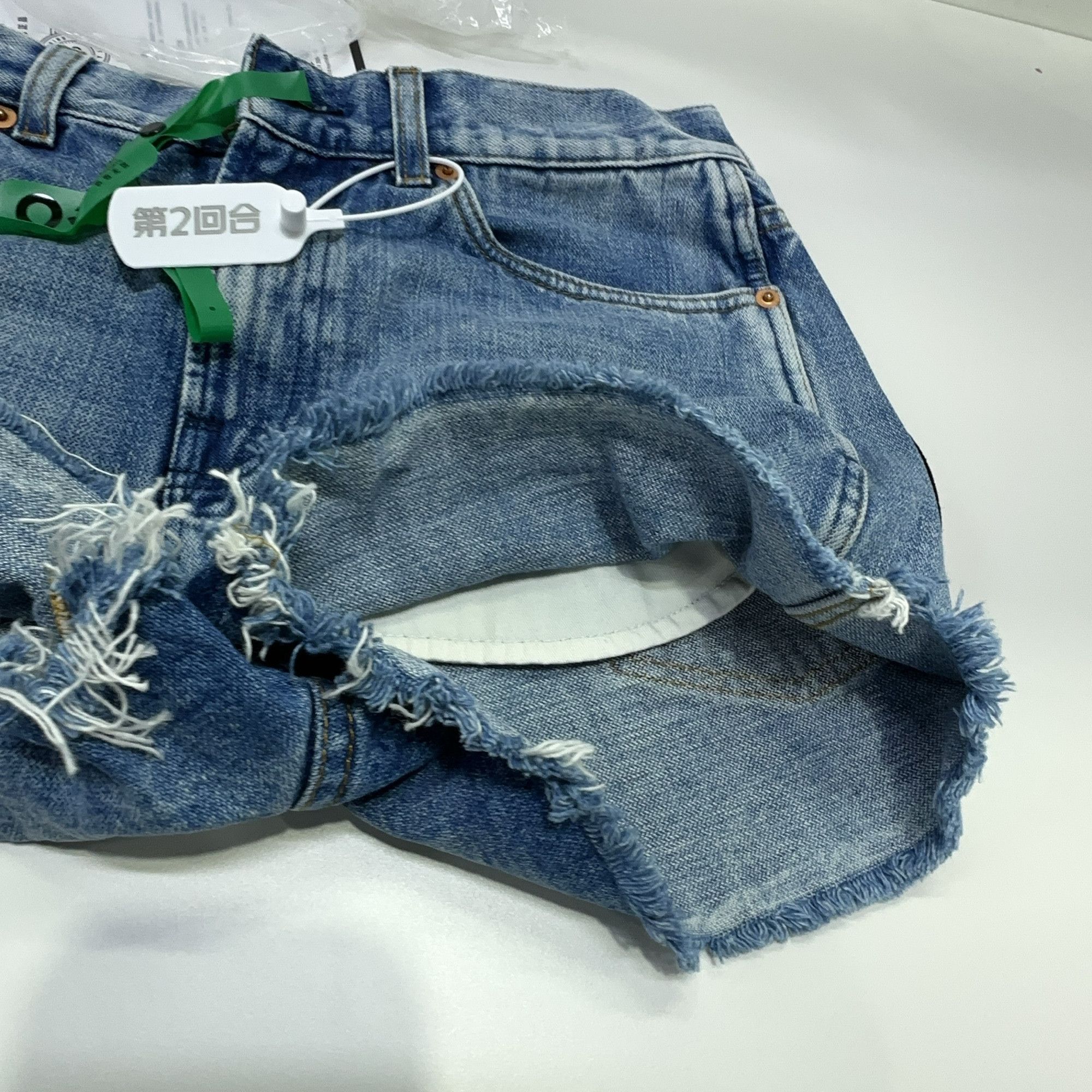 Gucci Gucci Strawberry Patch Guccy Denim Shorts 25 Size 25" / US 0 / IT 36 - 7 Thumbnail