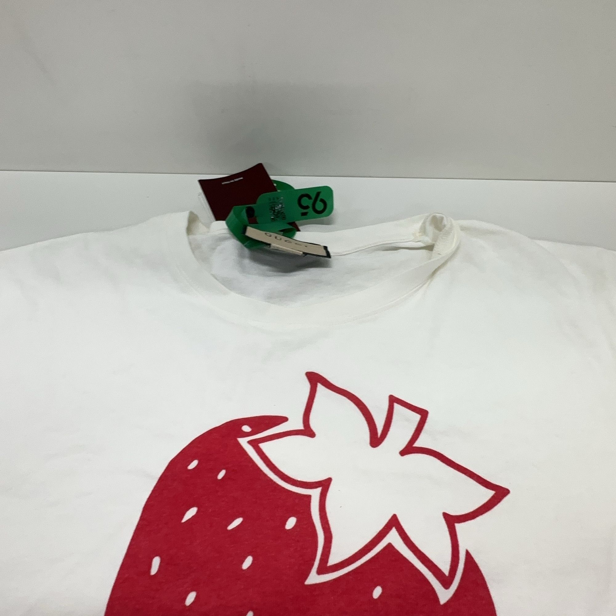 Gucci Gucci Strawberry Graphic Print T-Shirt M Size M / US 6-8 / IT 42-44 - 9 Thumbnail