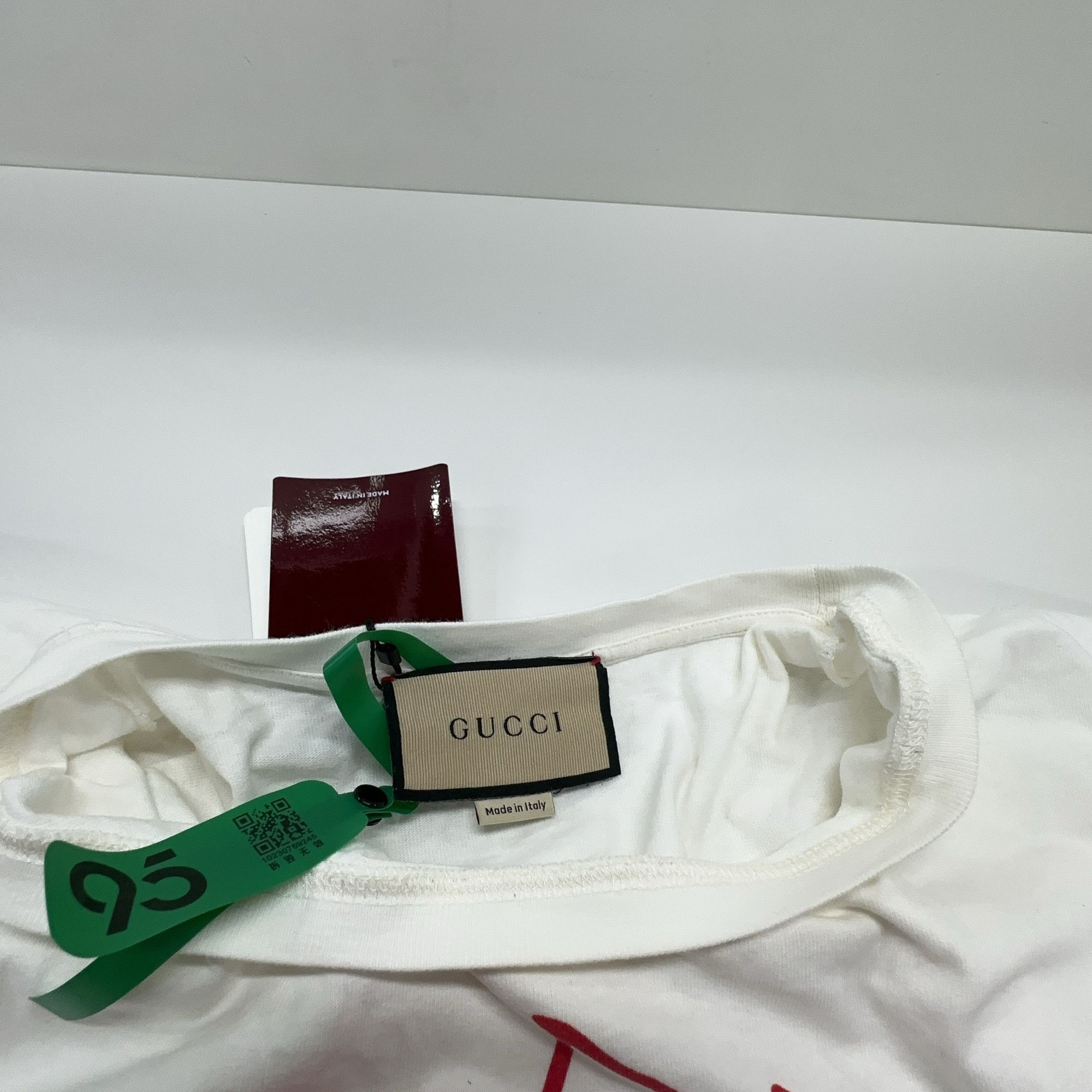 Gucci Gucci Strawberry Graphic Print T-Shirt M Size M / US 6-8 / IT 42-44 - 7 Thumbnail