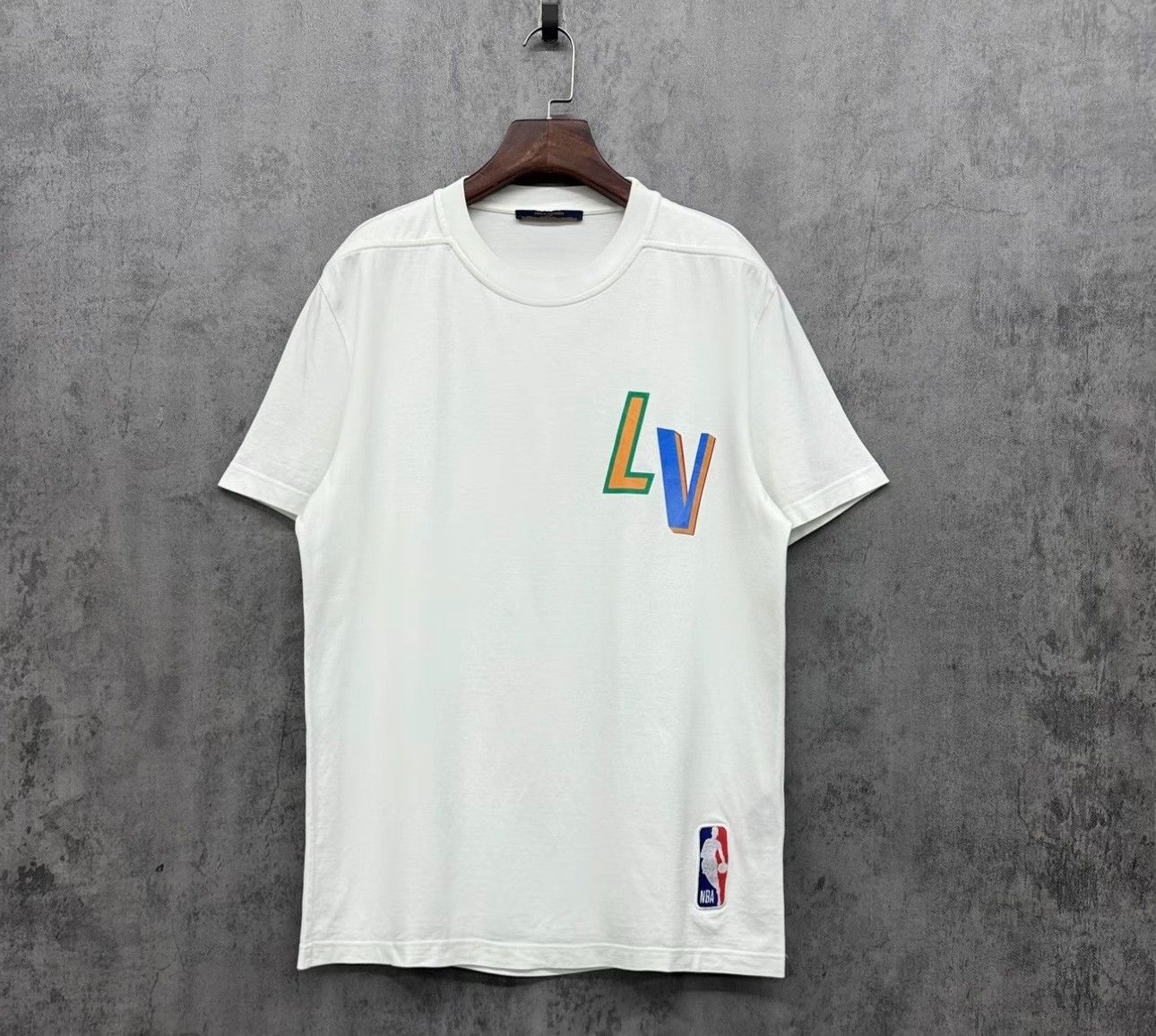 Louis Vuitton Louis Vuitton x NBA Multi-Logo T-Shirt Size M Size US M / EU 48-50 / 2 - 2 Thumbnail