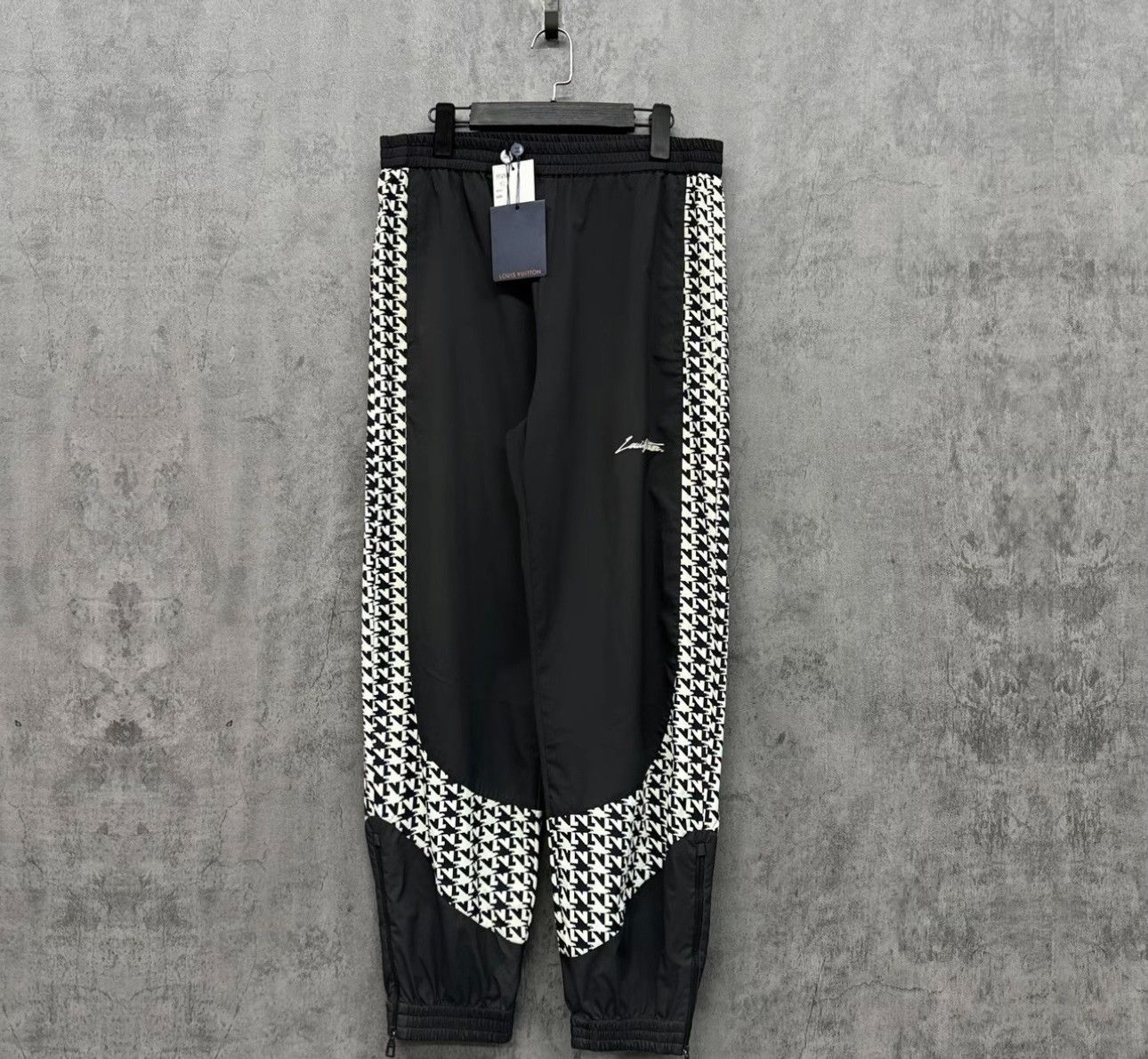 Louis Vuitton Louis Vuitton Houndstooth Monogram Joggers 42 Size US 26 / EU 42 - 2 Thumbnail