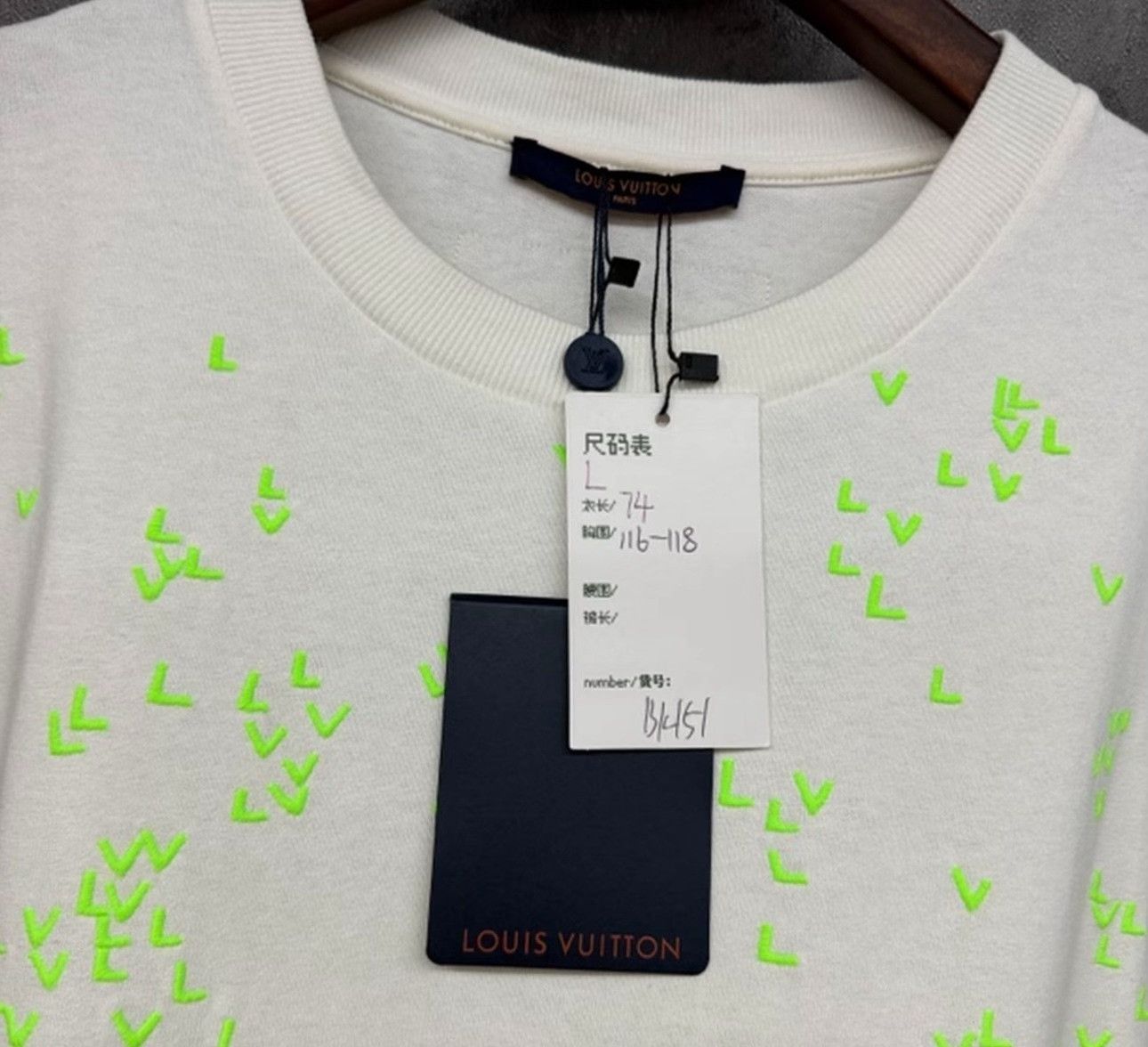 Louis Vuitton Louis Vuitton Neon Embroidered LV Logo T-Shirt L Size US L / EU 52-54 / 3 - 6 Thumbnail