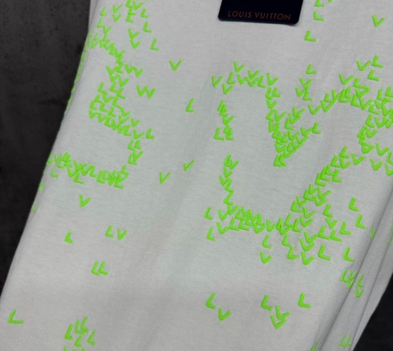 Louis Vuitton Louis Vuitton Neon Embroidered LV Logo T-Shirt L Size US L / EU 52-54 / 3 - 4 Thumbnail