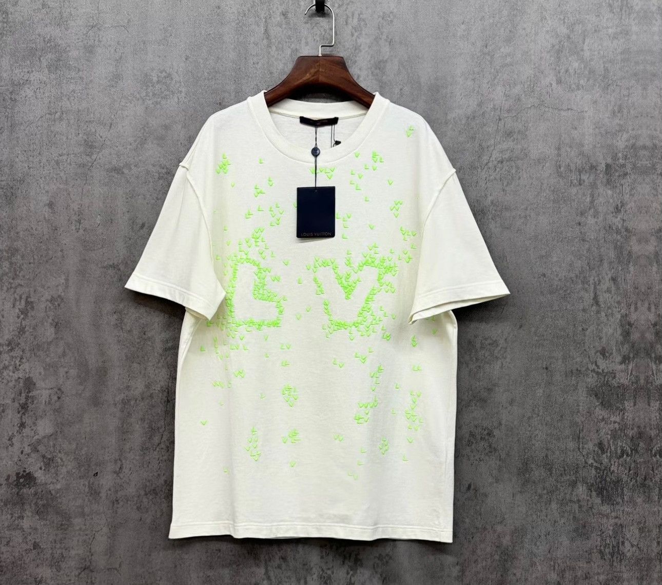 Louis Vuitton Louis Vuitton Neon Embroidered LV Logo T-Shirt L Size US L / EU 52-54 / 3 - 2 Thumbnail
