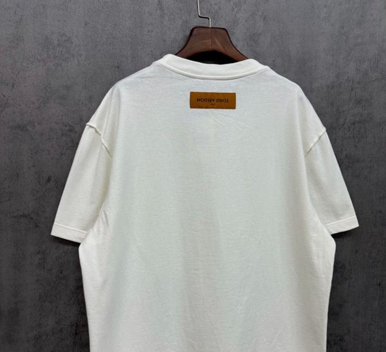 Louis Vuitton Louis Vuitton Neon Embroidered LV Logo T-Shirt L Size US L / EU 52-54 / 3 - 3 Thumbnail