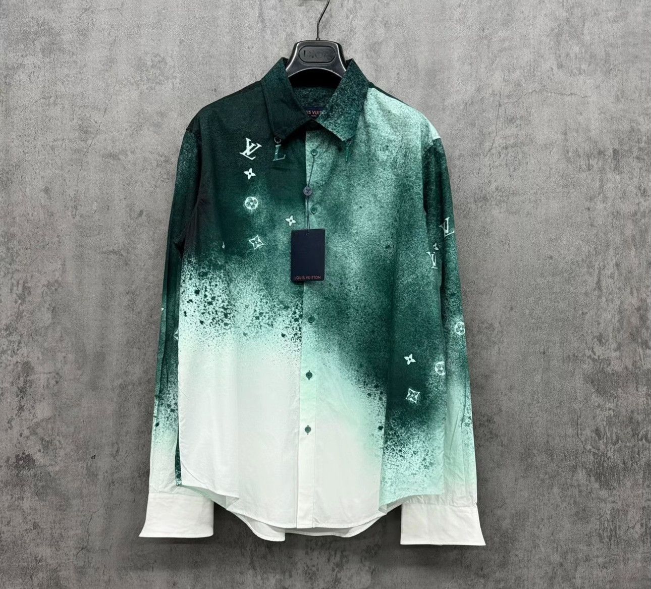 Louis Vuitton Louis Vuitton Monogram Spray Shirt Size L Size US L / EU 52-54 / 3 - 2 Thumbnail