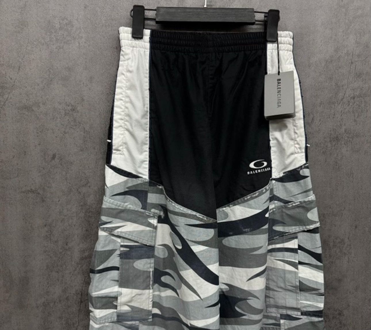 Balenciaga Balenciaga Camo Cut Up Cargo Pants XS Size US 28 / EU 44 - 5 Thumbnail