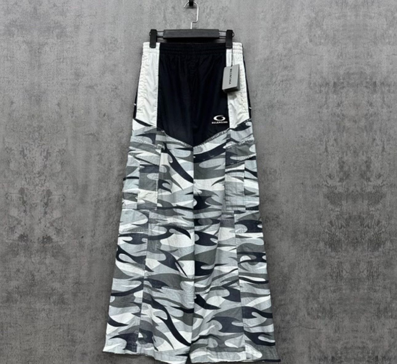 Balenciaga Balenciaga Camo Cut Up Cargo Pants XS Size US 28 / EU 44 - 2 Thumbnail