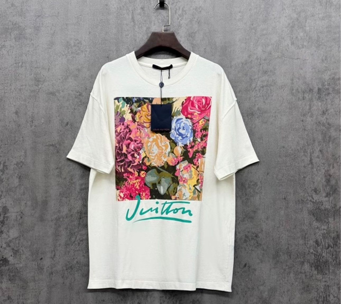 Louis Vuitton Louis Vuitton Floral Logo Script T-Shirt M Size US M / EU 48-50 / 2 - 2 Thumbnail