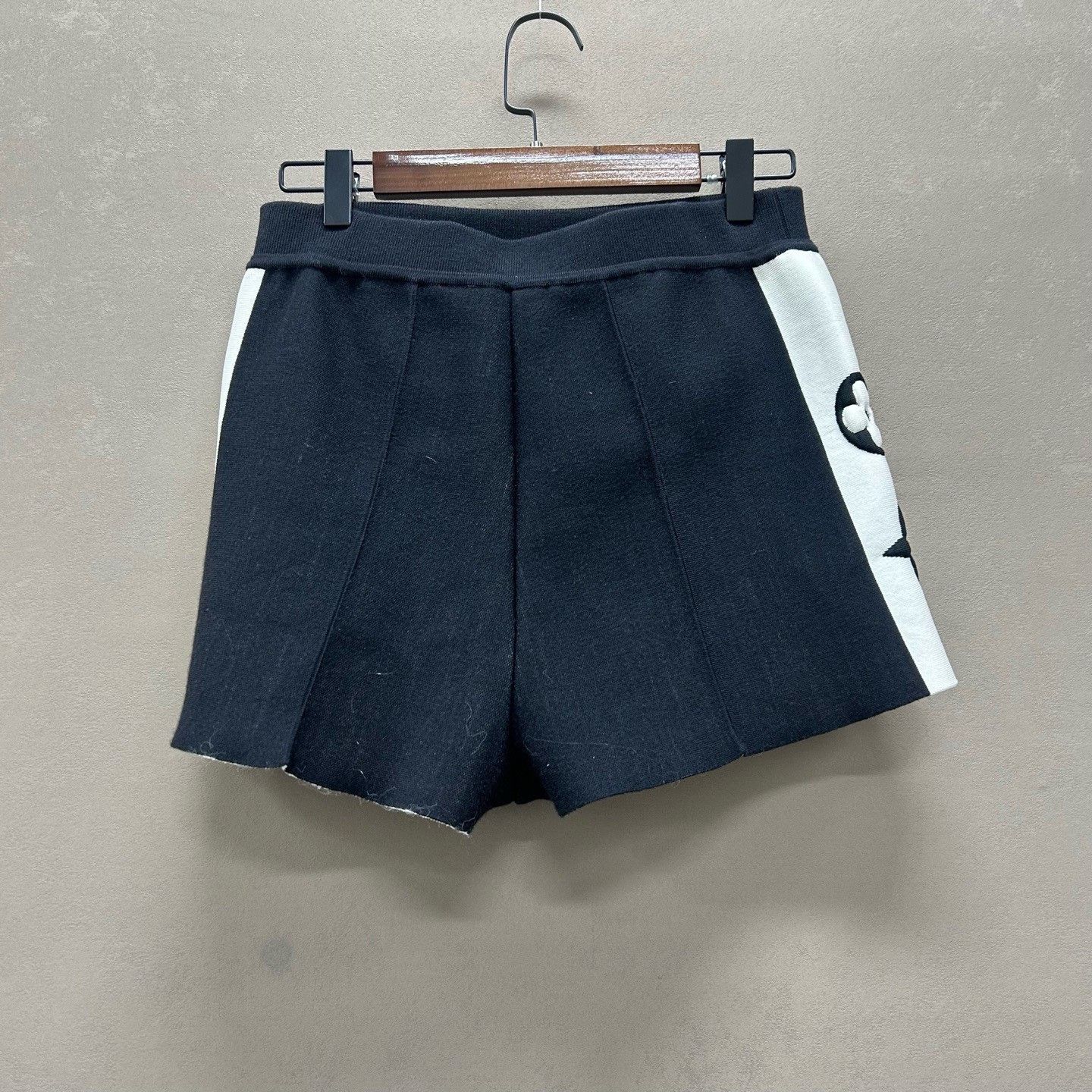 Louis Vuitton Louis Vuitton Side Stripe Shorts XS Size 28" / US 6 / IT 42 - 2 Thumbnail