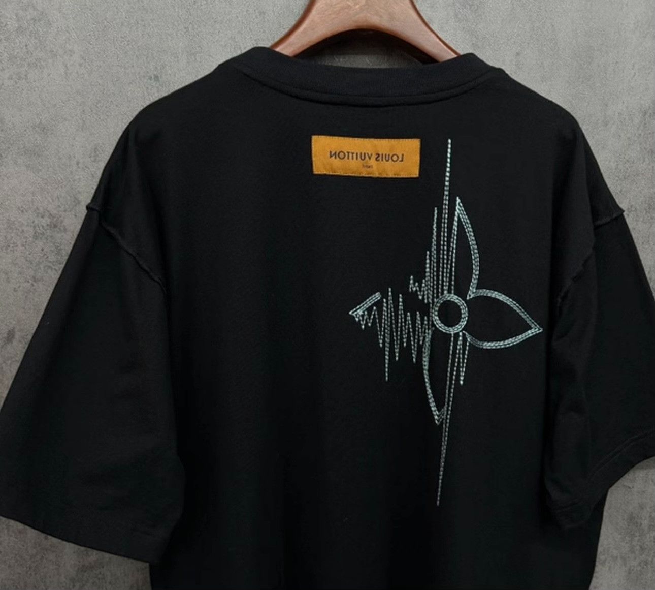 Louis Vuitton Louis Vuitton Embroidery Logo T-Shirt L Size US L / EU 52-54 / 3 - 3 Thumbnail