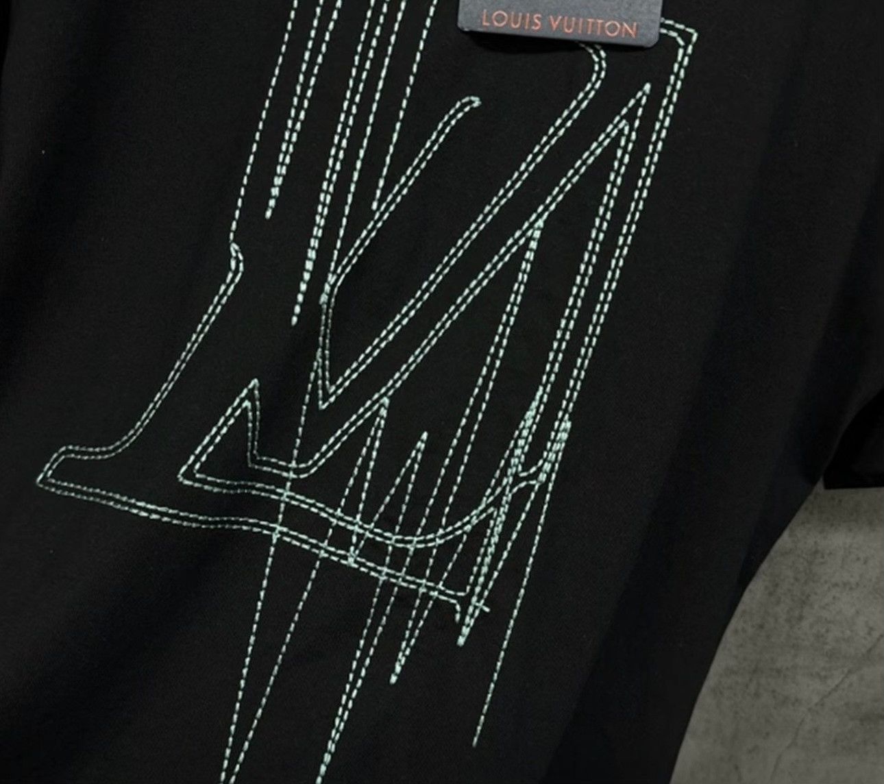 Louis Vuitton Louis Vuitton Embroidery Logo T-Shirt L Size US L / EU 52-54 / 3 - 4 Thumbnail