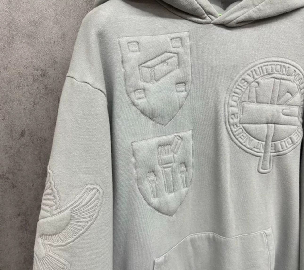 Louis Vuitton Louis Vuitton Embossed Logo Hoodie US M Size US M / EU 48-50 / 2 - 3 Thumbnail