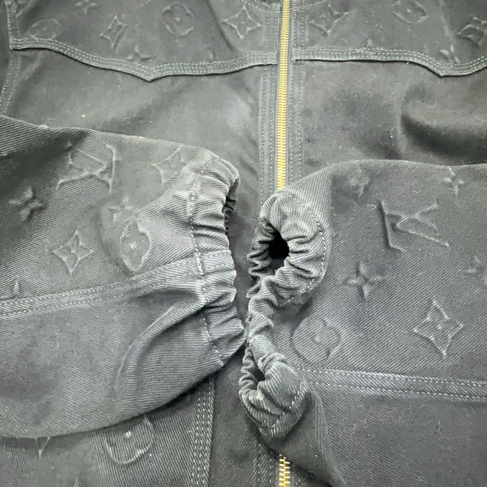 Louis Vuitton Louis Vuitton Monogram Embossed Denim Hoodie Size 52 Size US L / EU 52-54 / 3 - 12 Thumbnail