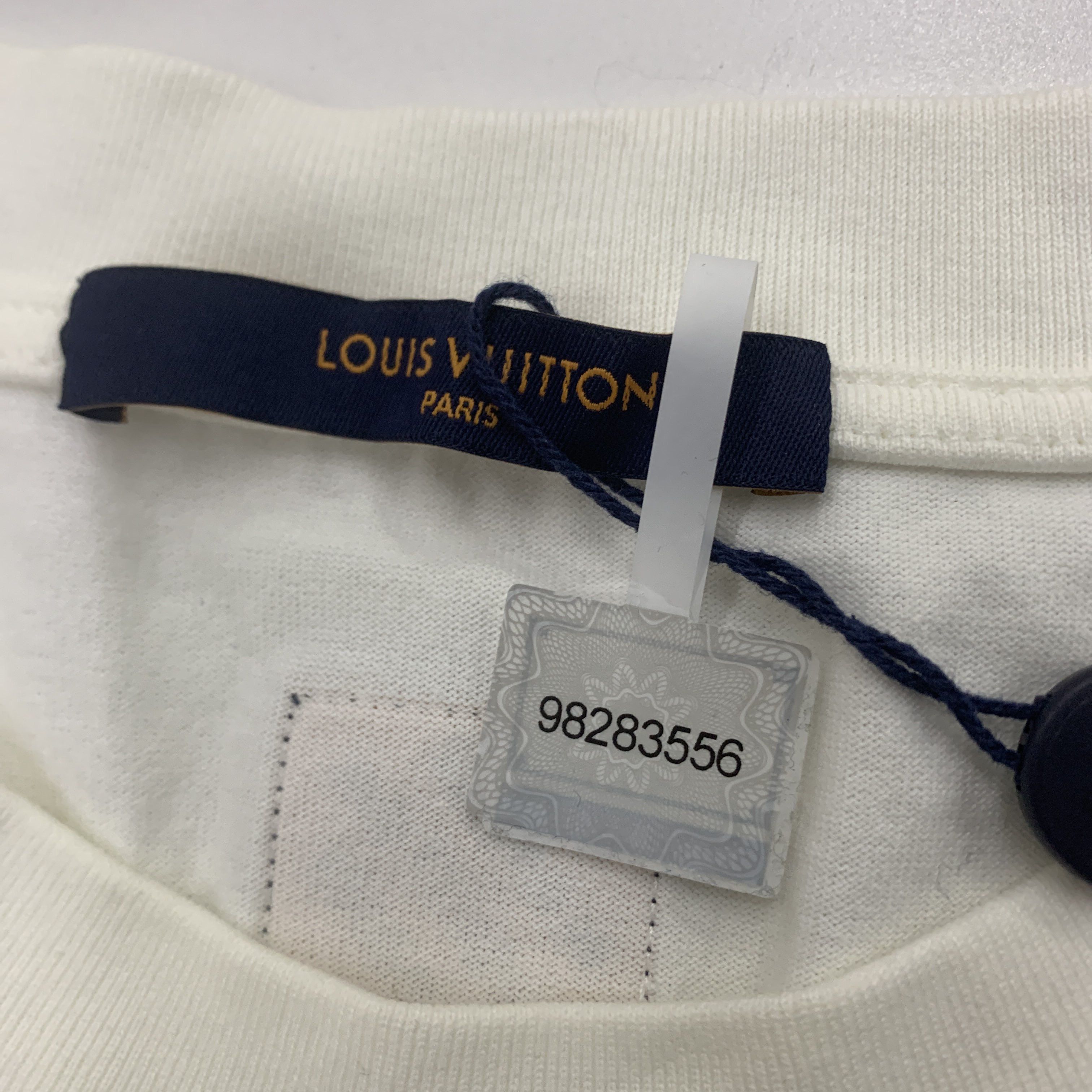Louis Vuitton Louis Vuitton Le Monde Est A Vous T-Shirt XL Size US XL / EU 56 / 4 - 2 Thumbnail