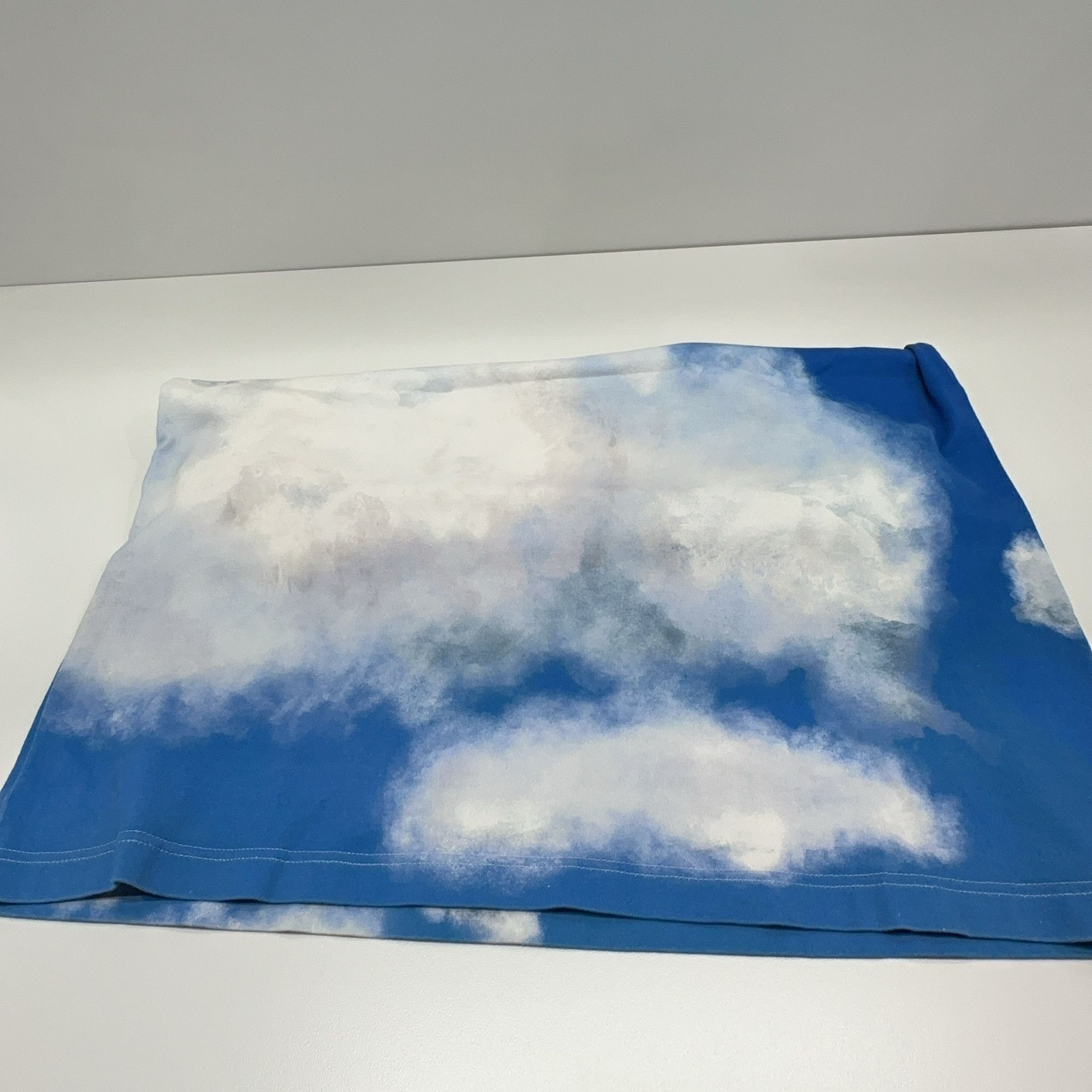 Louis Vuitton Louis Vuitton Heaven on Earth Clouds T-Shirt XL Size US XL / EU 56 / 4 - 6 Thumbnail