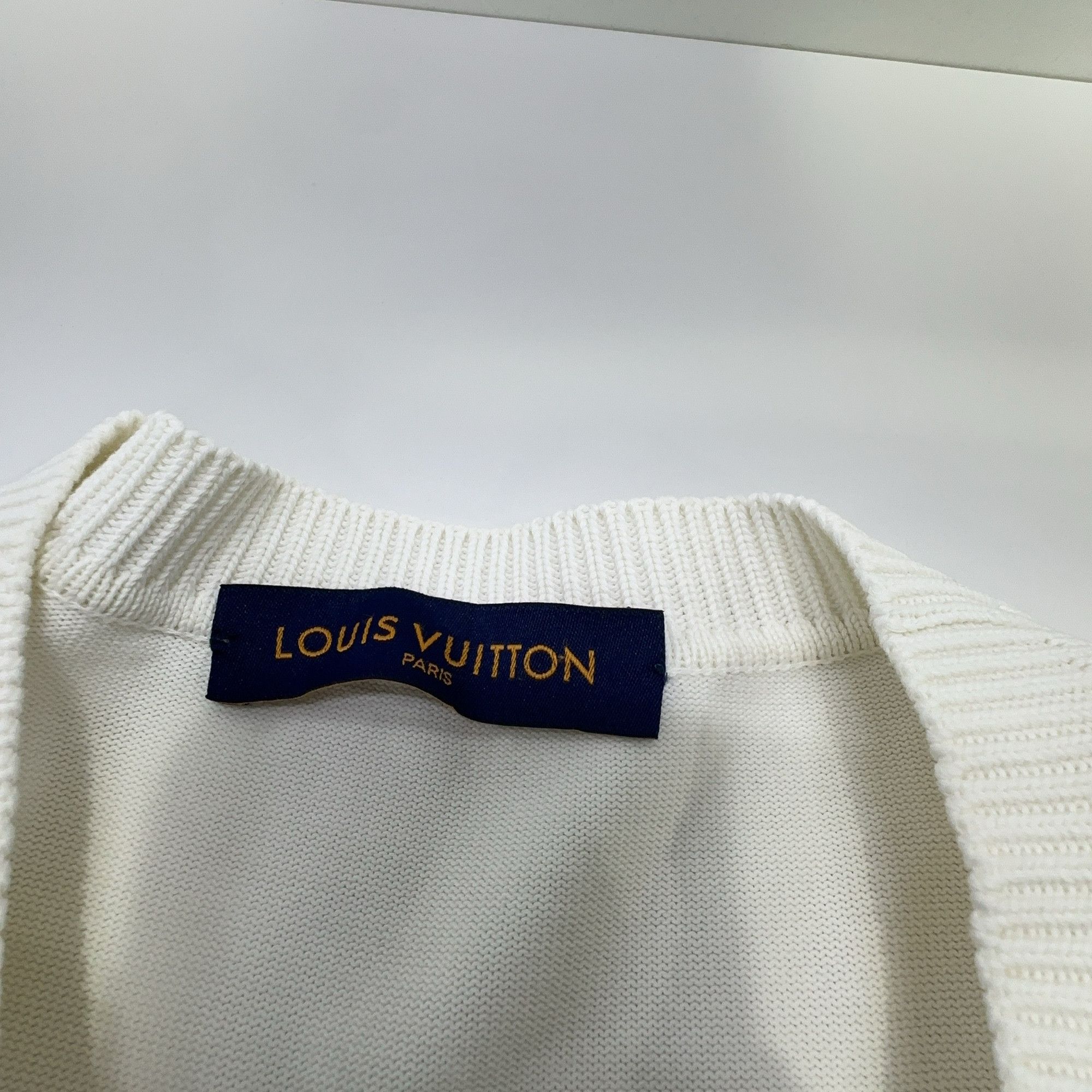 Louis Vuitton Louis Vuitton Logo Embroidered T-Shirt L Size US L / EU 52-54 / 3 - 3 Thumbnail