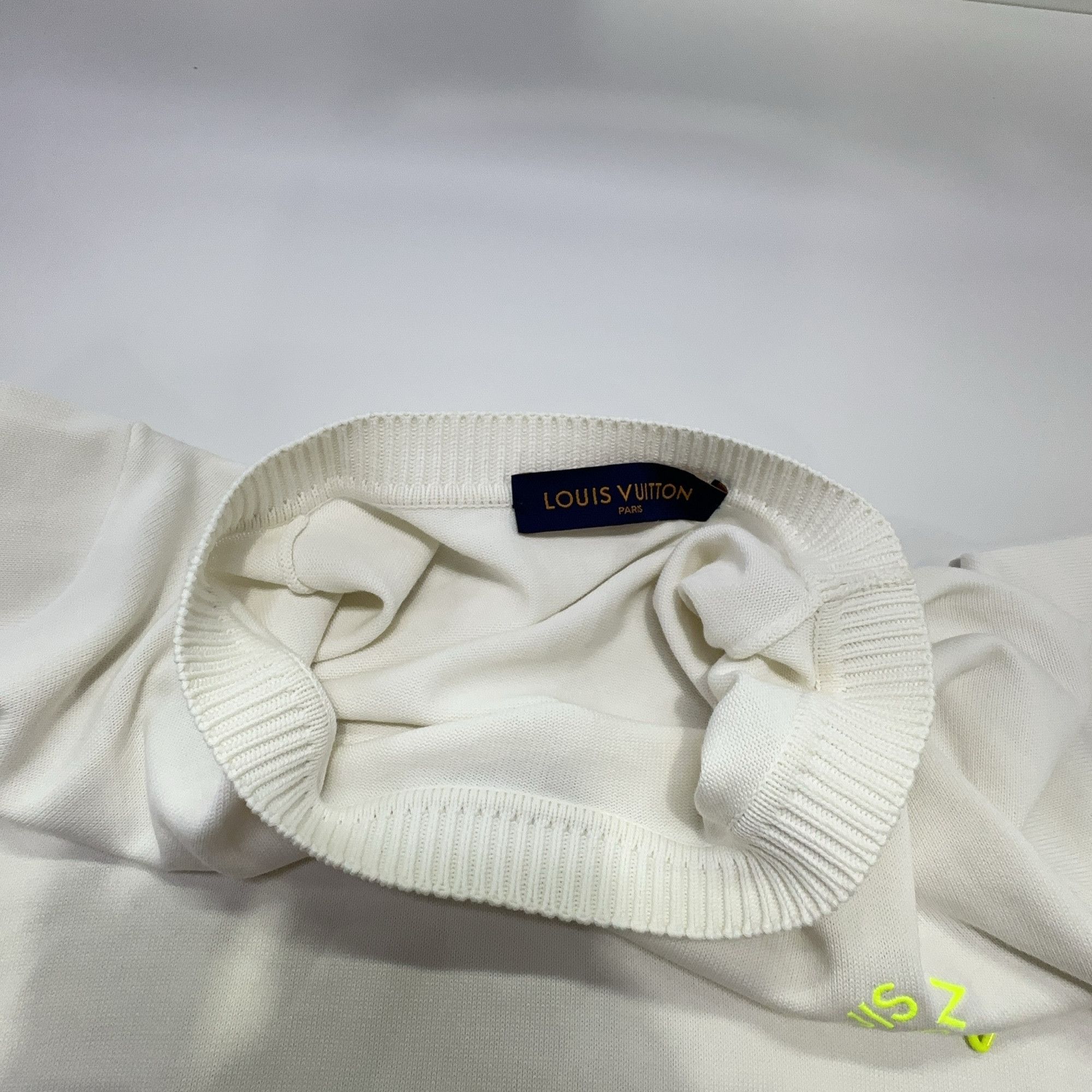 Louis Vuitton Louis Vuitton Logo Embroidered T-Shirt L Size US L / EU 52-54 / 3 - 6 Thumbnail