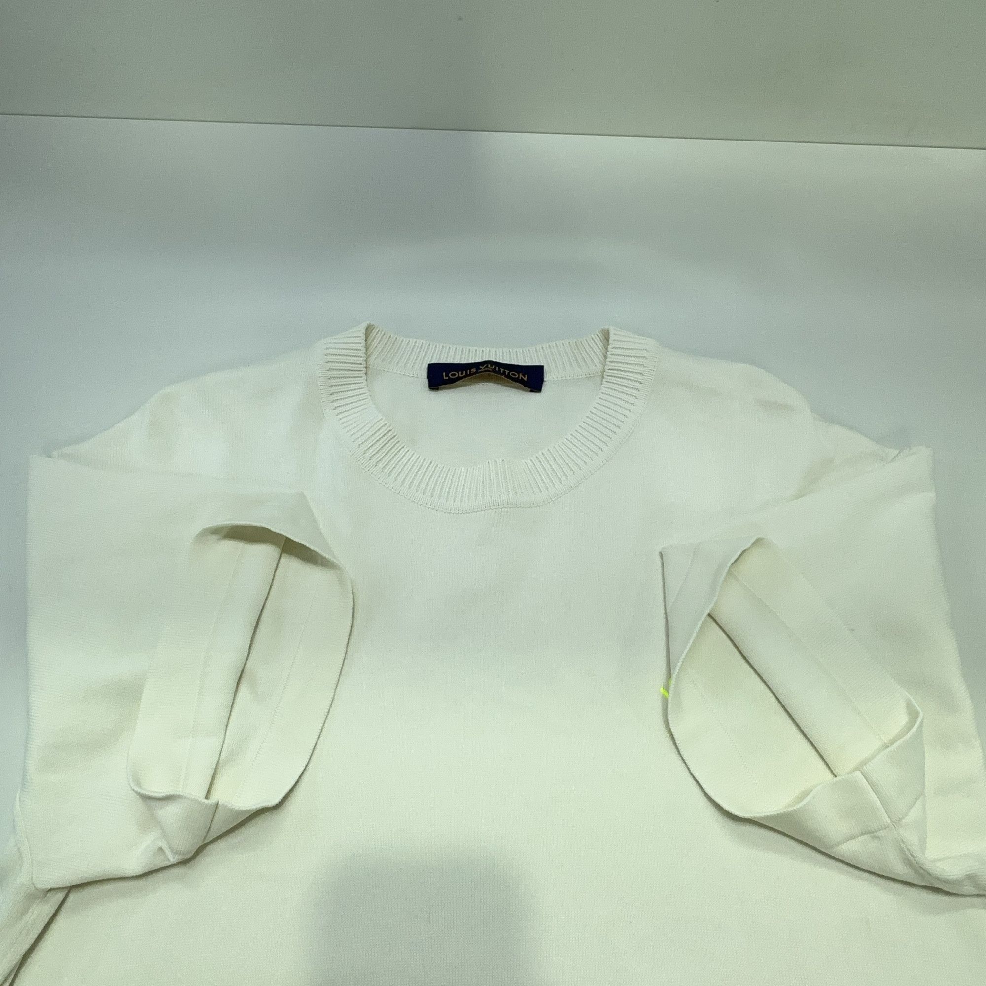 Louis Vuitton Louis Vuitton Logo Embroidered T-Shirt L Size US L / EU 52-54 / 3 - 11 Thumbnail