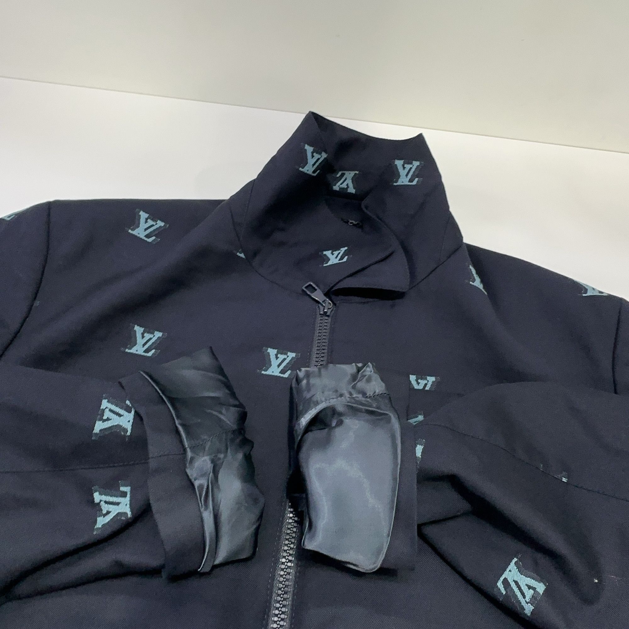 Louis Vuitton Louis Vuitton Logo Print Zip Jacket Size 50 Size US M / EU 48-50 / 2 - 10 Thumbnail