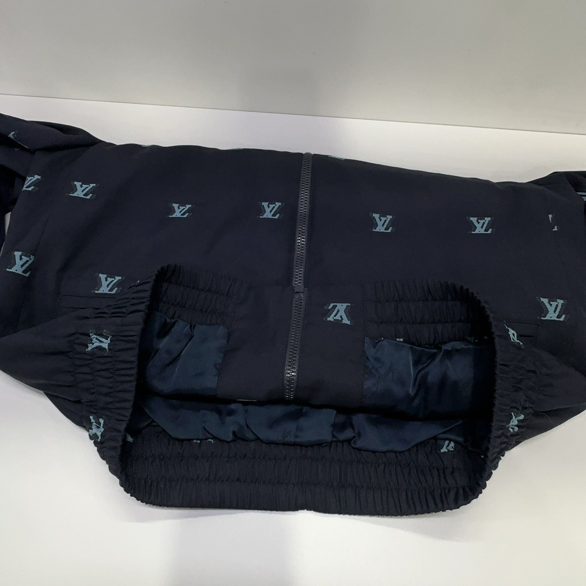 Louis Vuitton Louis Vuitton Logo Print Zip Jacket Size 50 Size US M / EU 48-50 / 2 - 8 Thumbnail