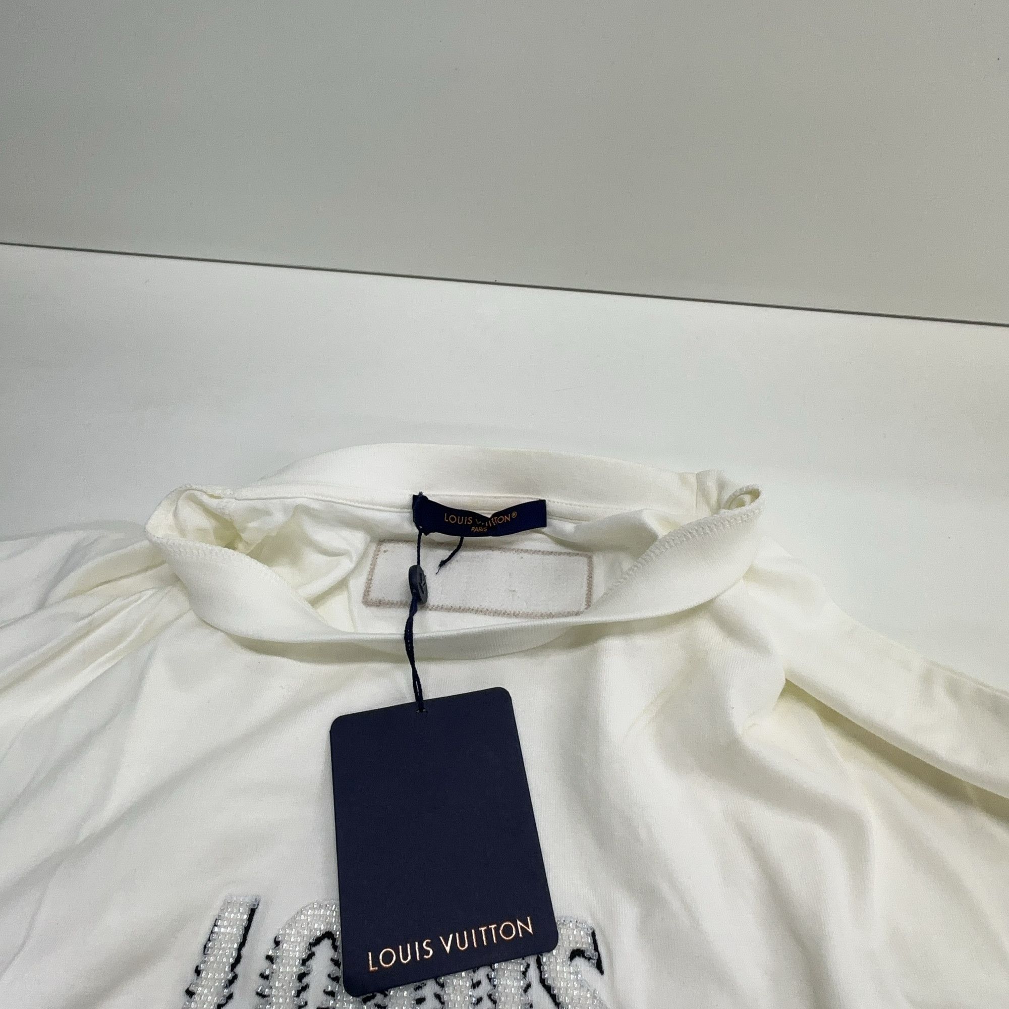 Louis Vuitton Louis Vuitton Beaded Logo T-Shirt XL Size US XL / EU 56 / 4 - 13 Thumbnail