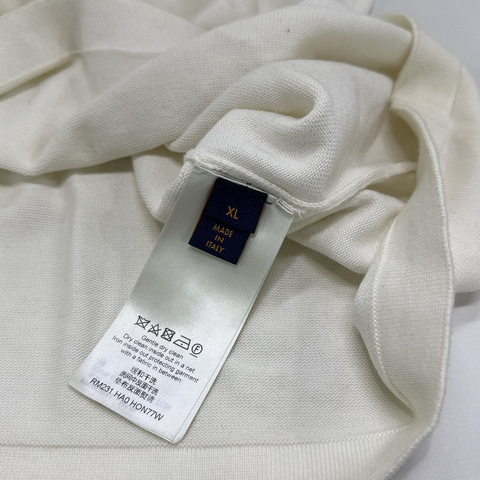 Louis Vuitton Louis Vuitton LV Logo Patch T-Shirt Size XL Size US XL / EU 56 / 4 - 4 Thumbnail