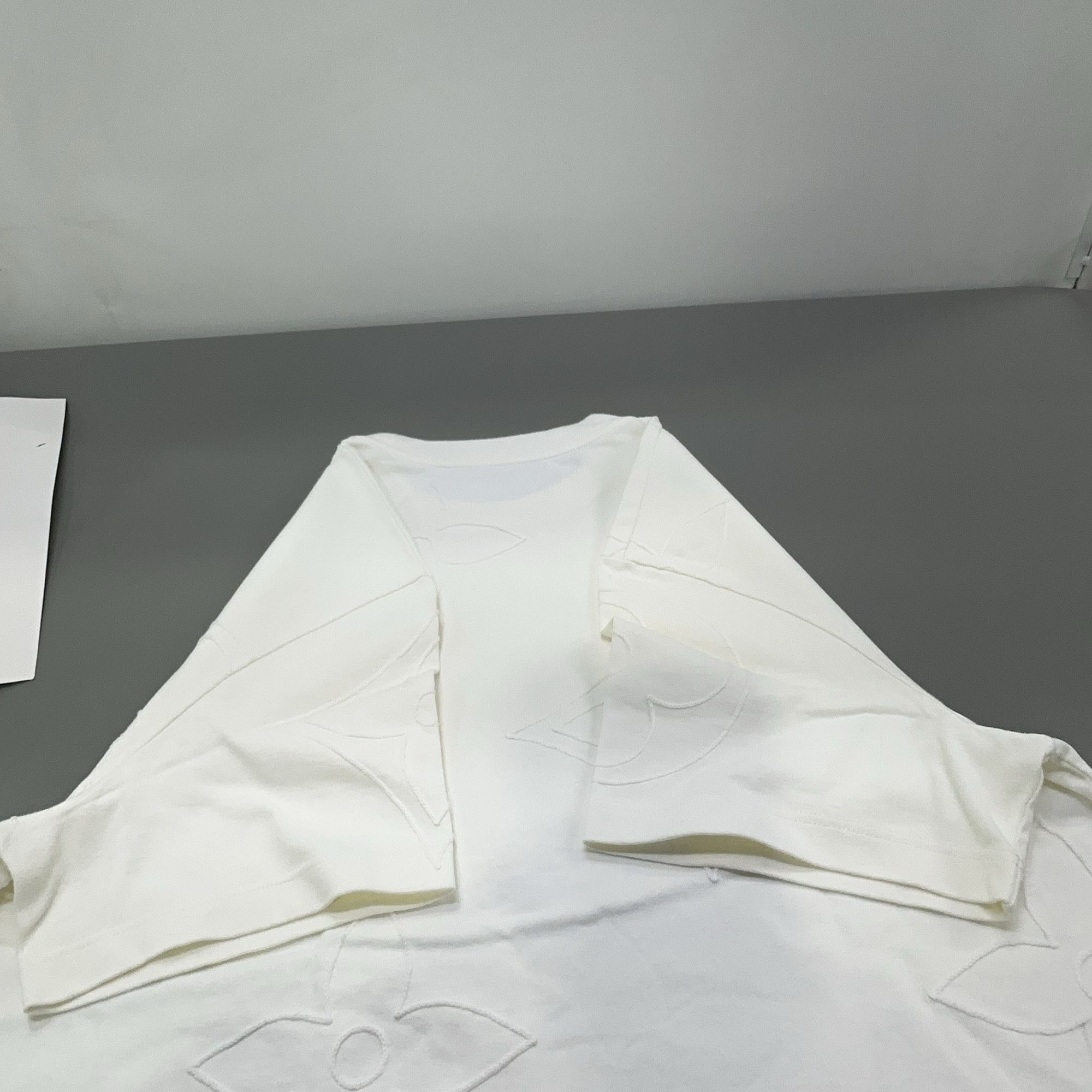 Louis Vuitton Louis Vuitton Monogram Embroidered T-Shirt L Size US L / EU 52-54 / 3 - 11 Thumbnail