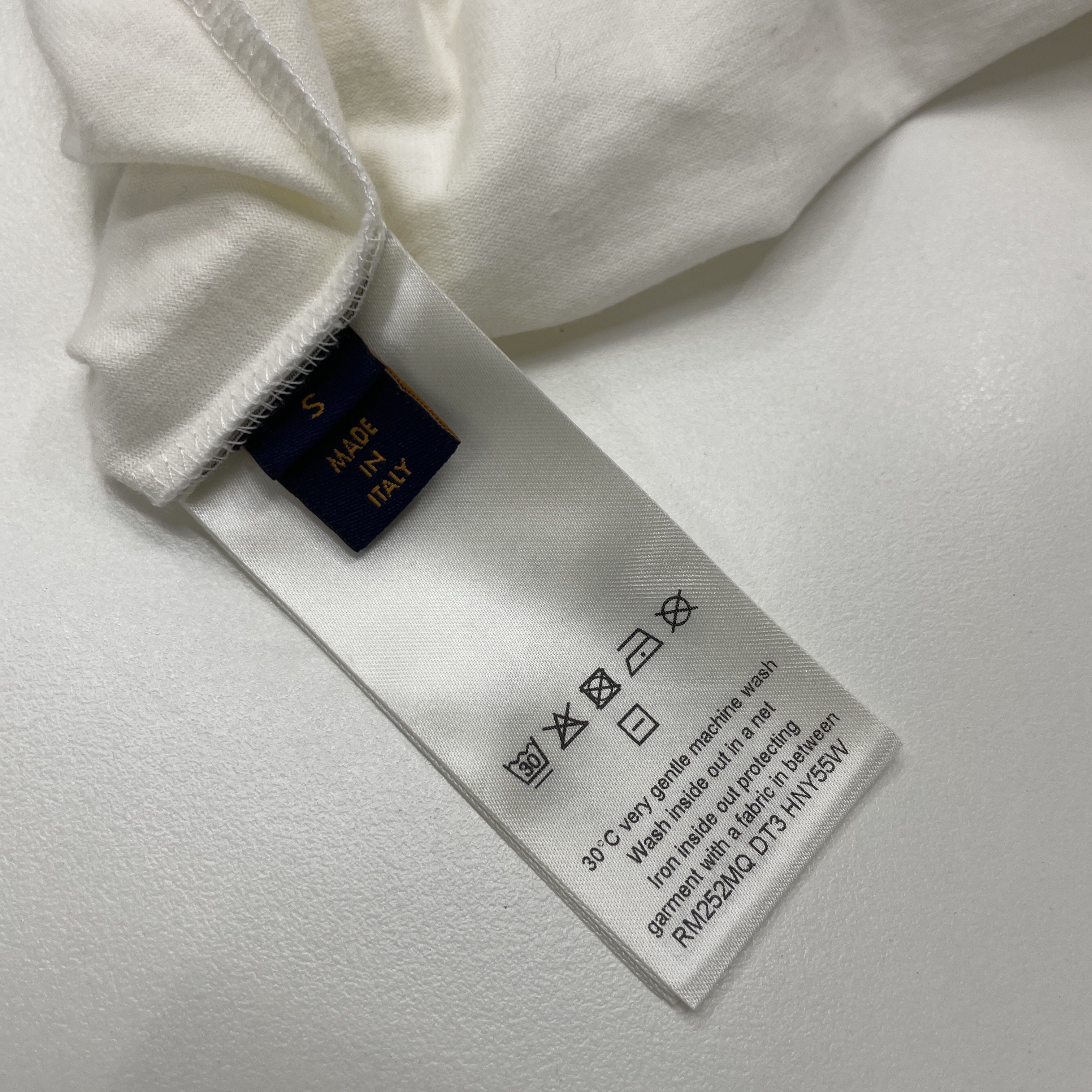 Louis Vuitton Louis Vuitton White Logo Patch T-Shirt Size S Size US S / EU 44-46 / 1 - 4 Thumbnail