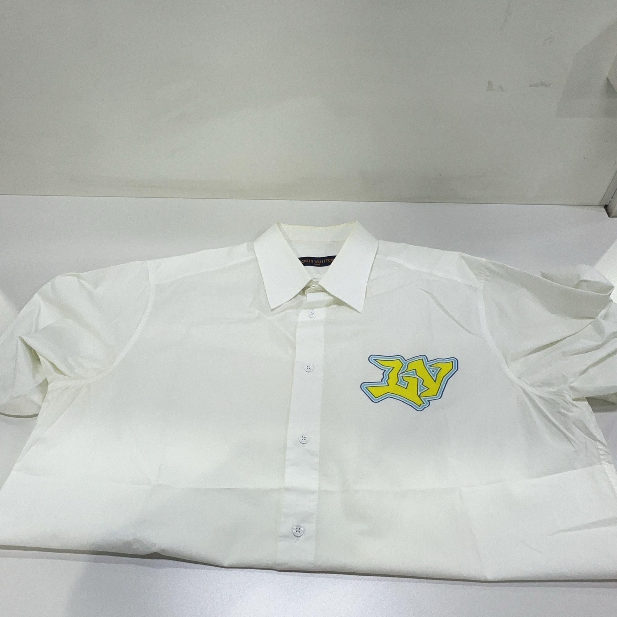 Louis Vuitton Louis Vuitton Graffiti Logo Short Sleeve Shirt L Size US L / EU 52-54 / 3 - 6 Thumbnail