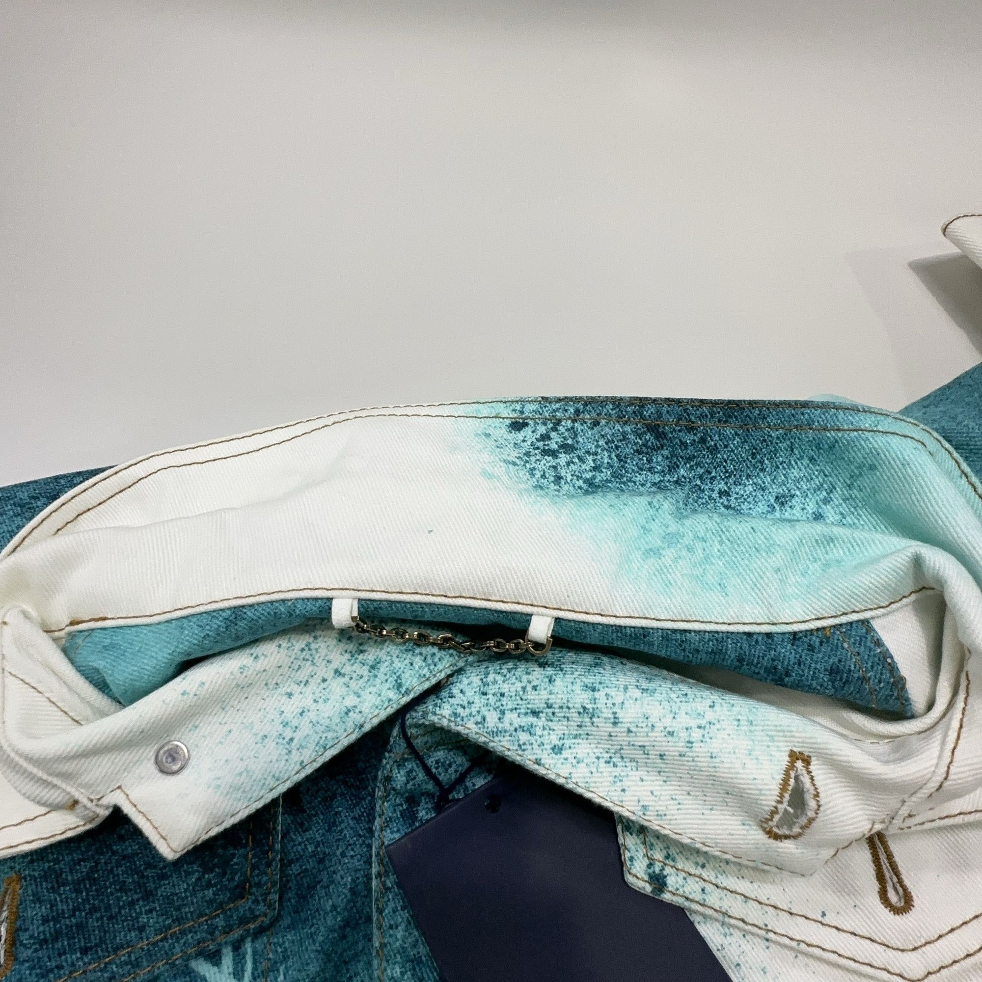 Louis Vuitton Louis Vuitton SS23 Spray Print Denim Jacket 44 Size US S / EU 44-46 / 1 - 6 Thumbnail