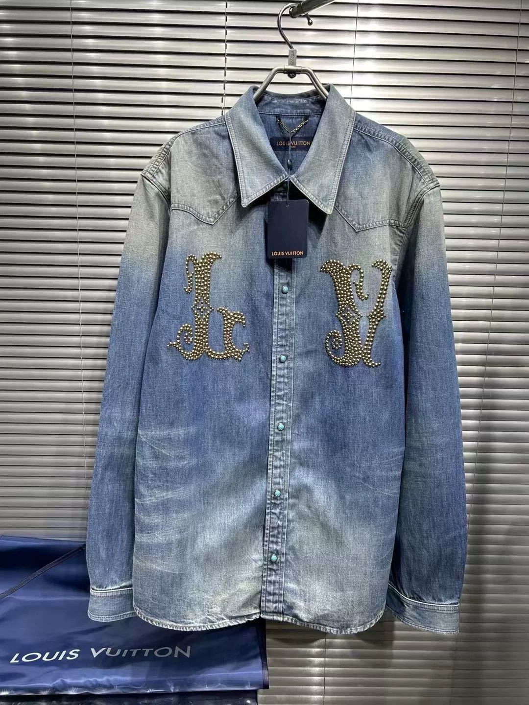 Louis Vuitton Louis Vuitton Studded Logo Denim Shirt Size 5L Size US XXL / EU 58 / 5 - 2 Thumbnail
