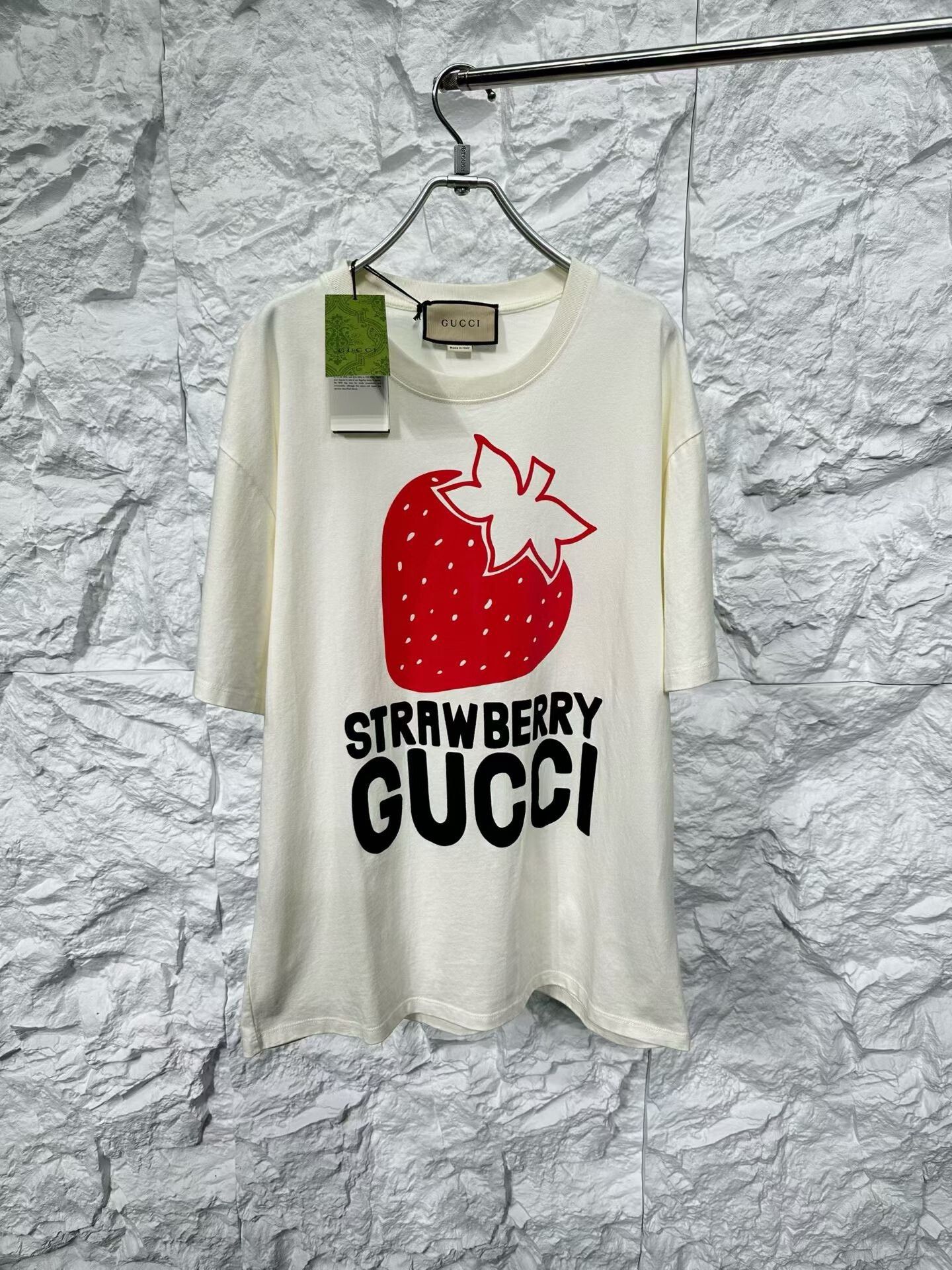 Gucci Gucci Strawberry Logo T-Shirt XXL Size US XXL / EU 58 / 5 - 2 Thumbnail