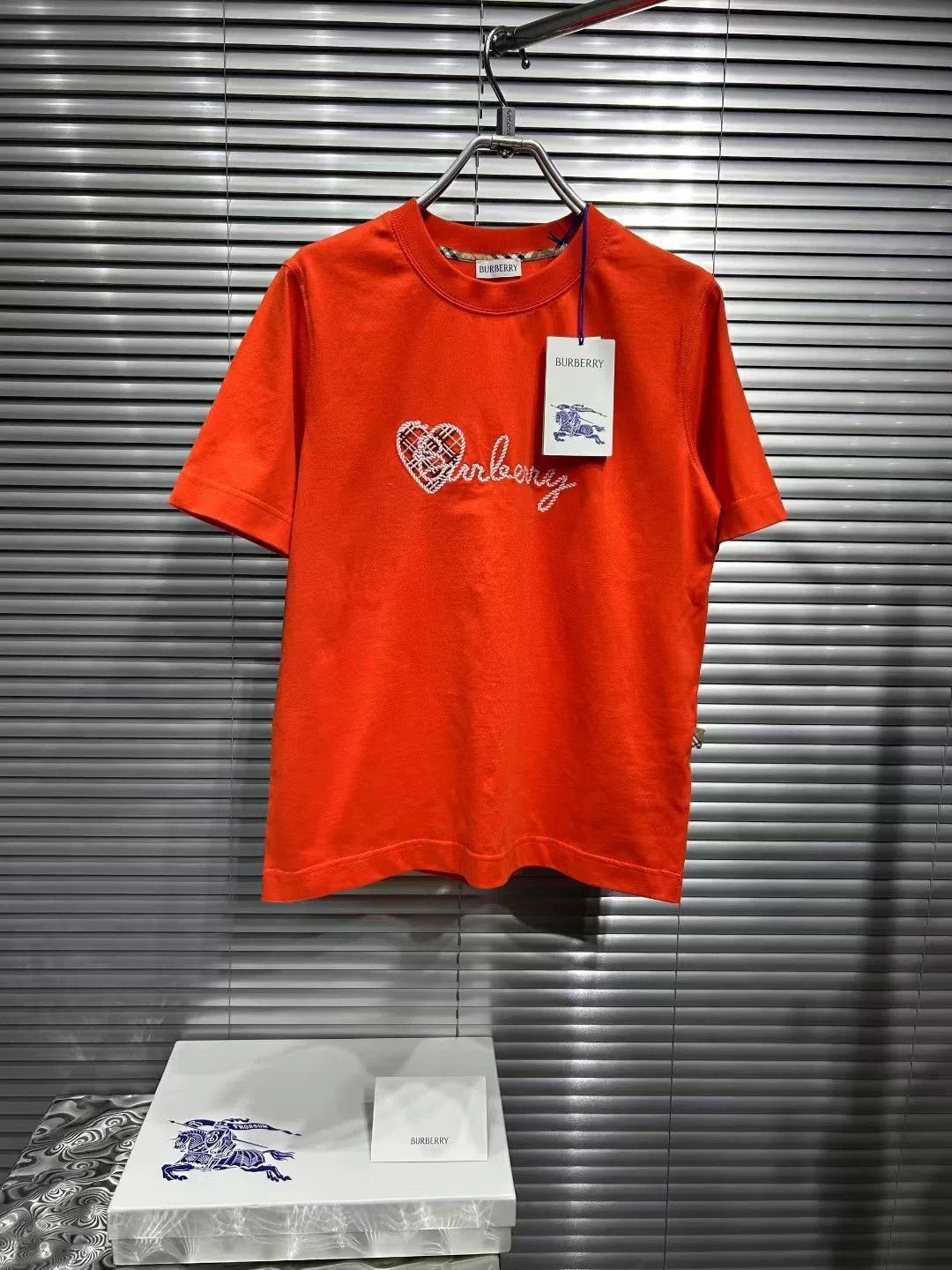 Burberry Burberry Heart Logo Embroidered T-Shirt S Size S / US 4 / IT 40 - 2 Thumbnail