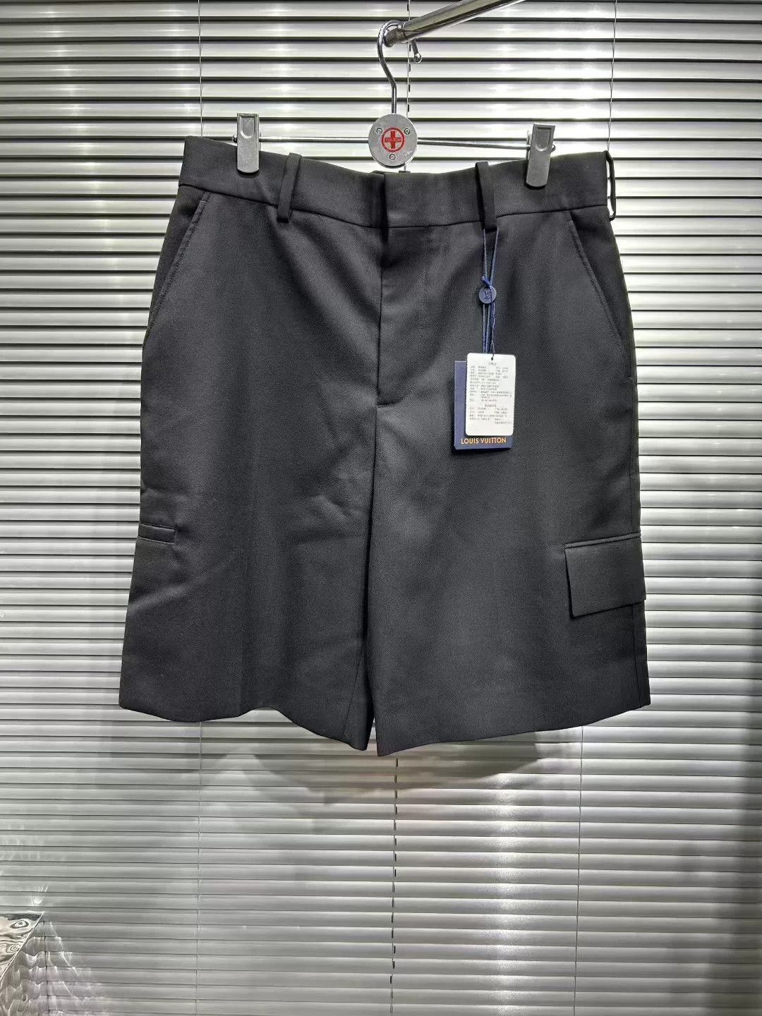 Louis Vuitton Louis Vuitton Metal Logo Cargo Shorts Size 34 Size US 34 / EU 50 - 2 Thumbnail