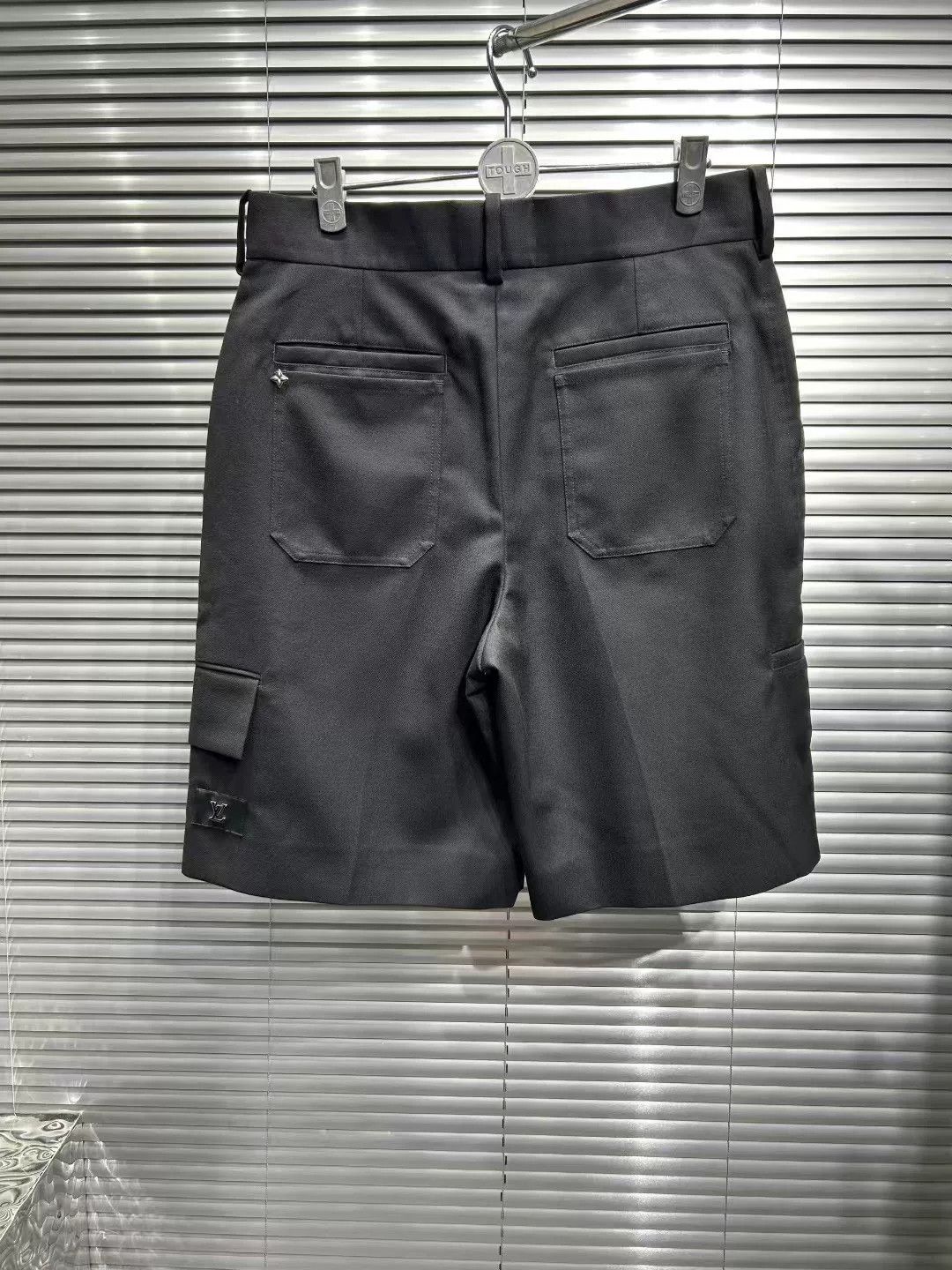 Louis Vuitton Louis Vuitton Metal Logo Cargo Shorts Size 34 Size US 34 / EU 50 - 3 Thumbnail