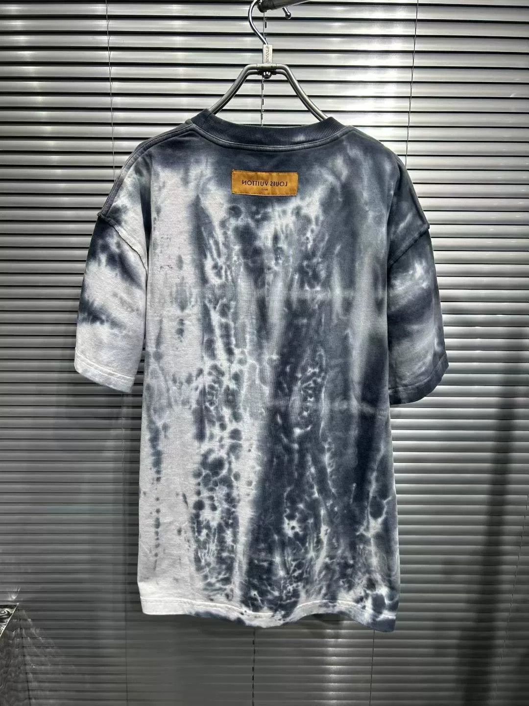 Louis Vuitton Louis Vuitton Tie-Dye Orange Logo T-Shirt Size L Size US L / EU 52-54 / 3 - 3 Thumbnail