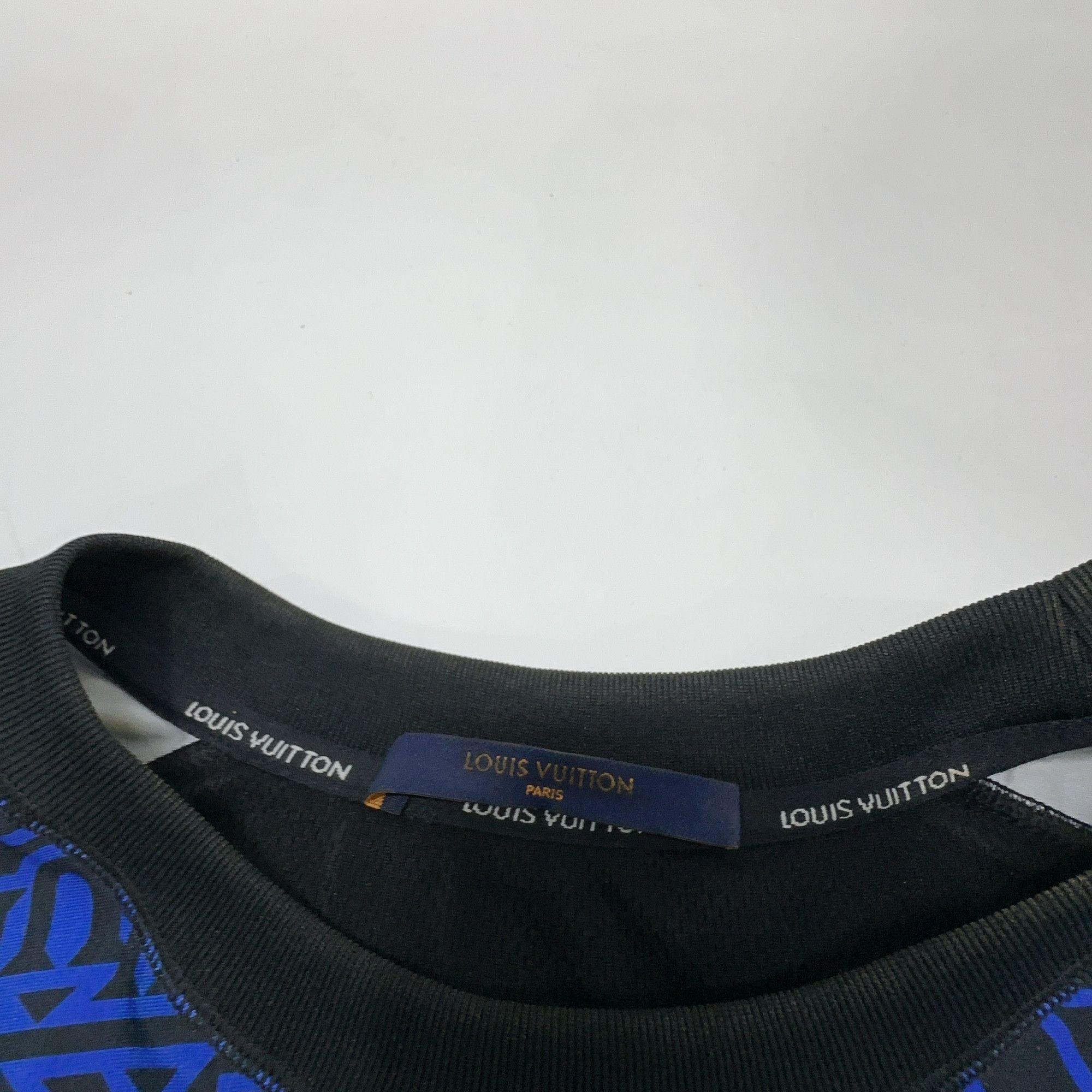 Louis Vuitton Louis Vuitton Snow Monogram T-Shirt XL Size US XL / EU 56 / 4 - 4 Thumbnail