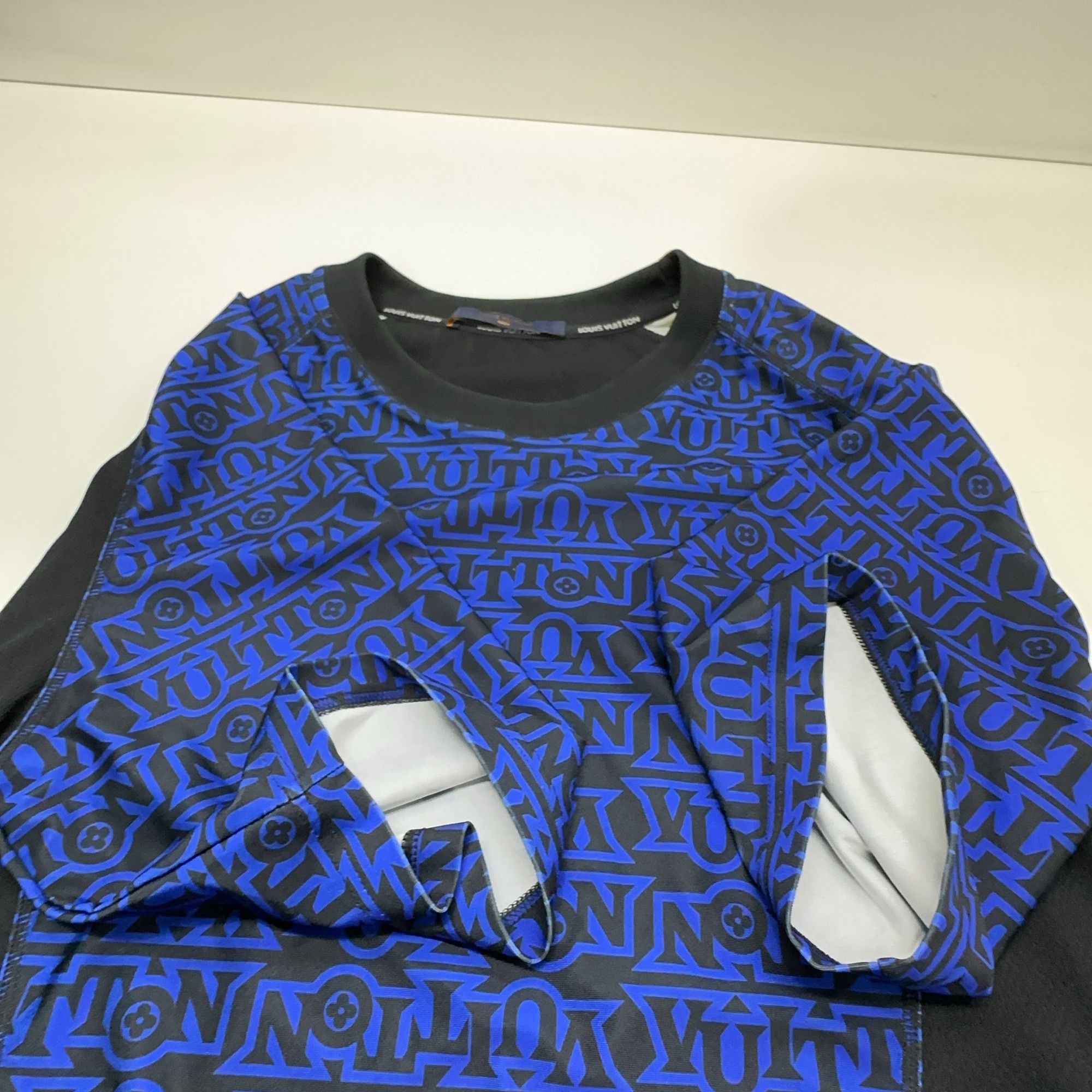 Louis Vuitton Louis Vuitton Snow Monogram T-Shirt XL Size US XL / EU 56 / 4 - 7 Thumbnail
