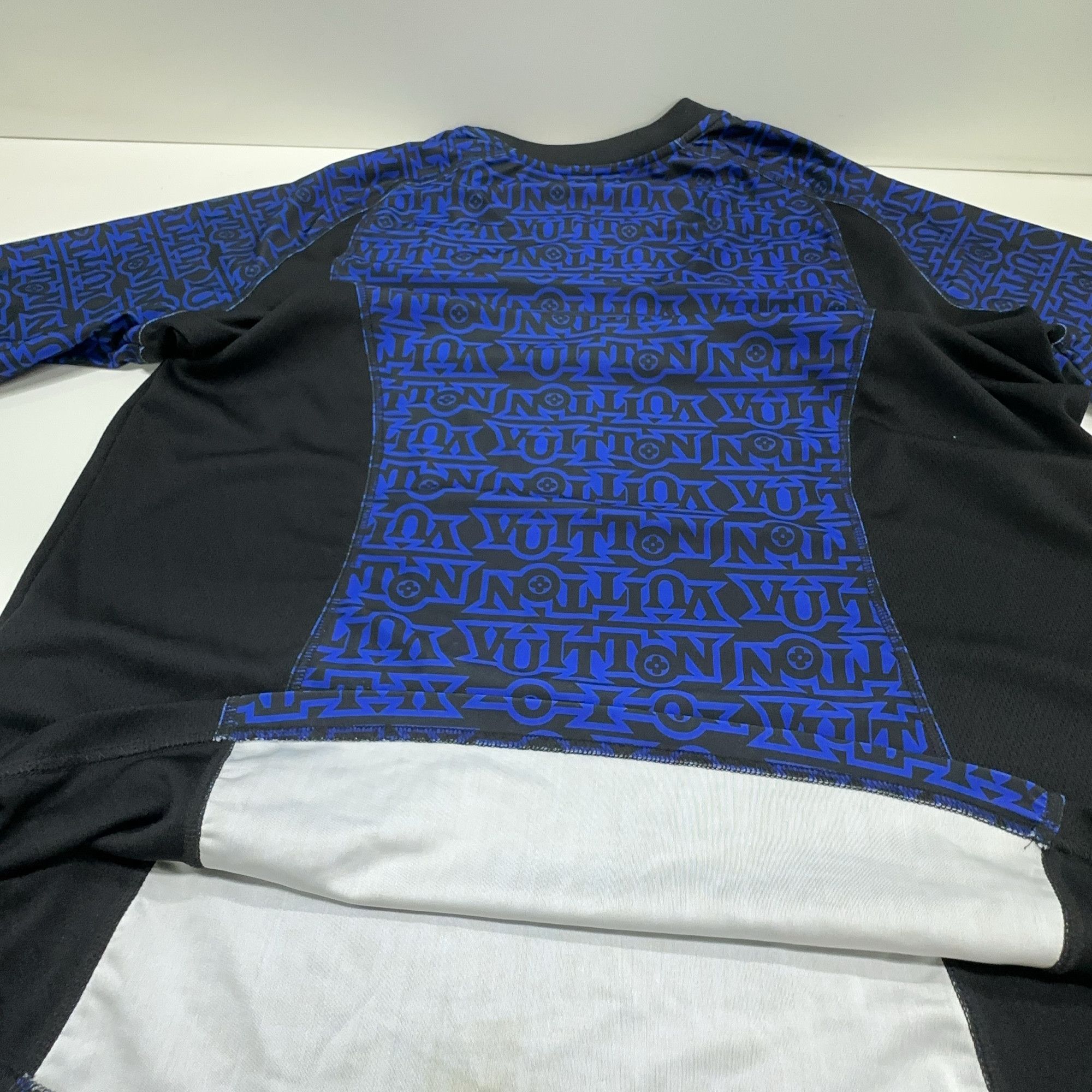 Louis Vuitton Louis Vuitton Snow Monogram T-Shirt XL Size US XL / EU 56 / 4 - 8 Thumbnail