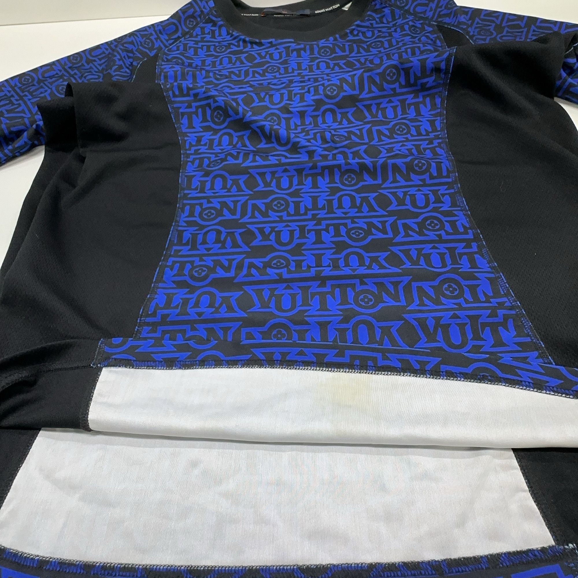 Louis Vuitton Louis Vuitton Snow Monogram T-Shirt XL Size US XL / EU 56 / 4 - 6 Thumbnail