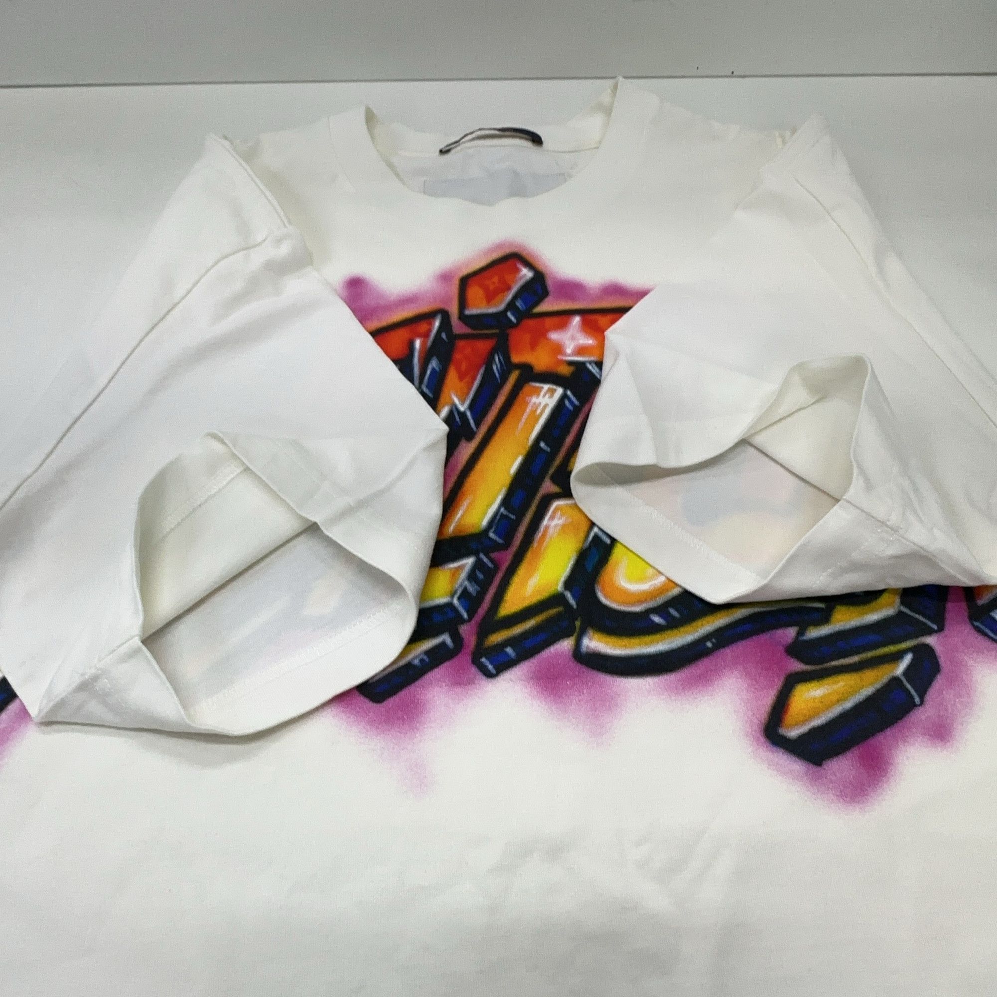 Louis Vuitton Louis Vuitton Graffiti Logo T-Shirt XL Size US XL / EU 56 / 4 - 9 Thumbnail