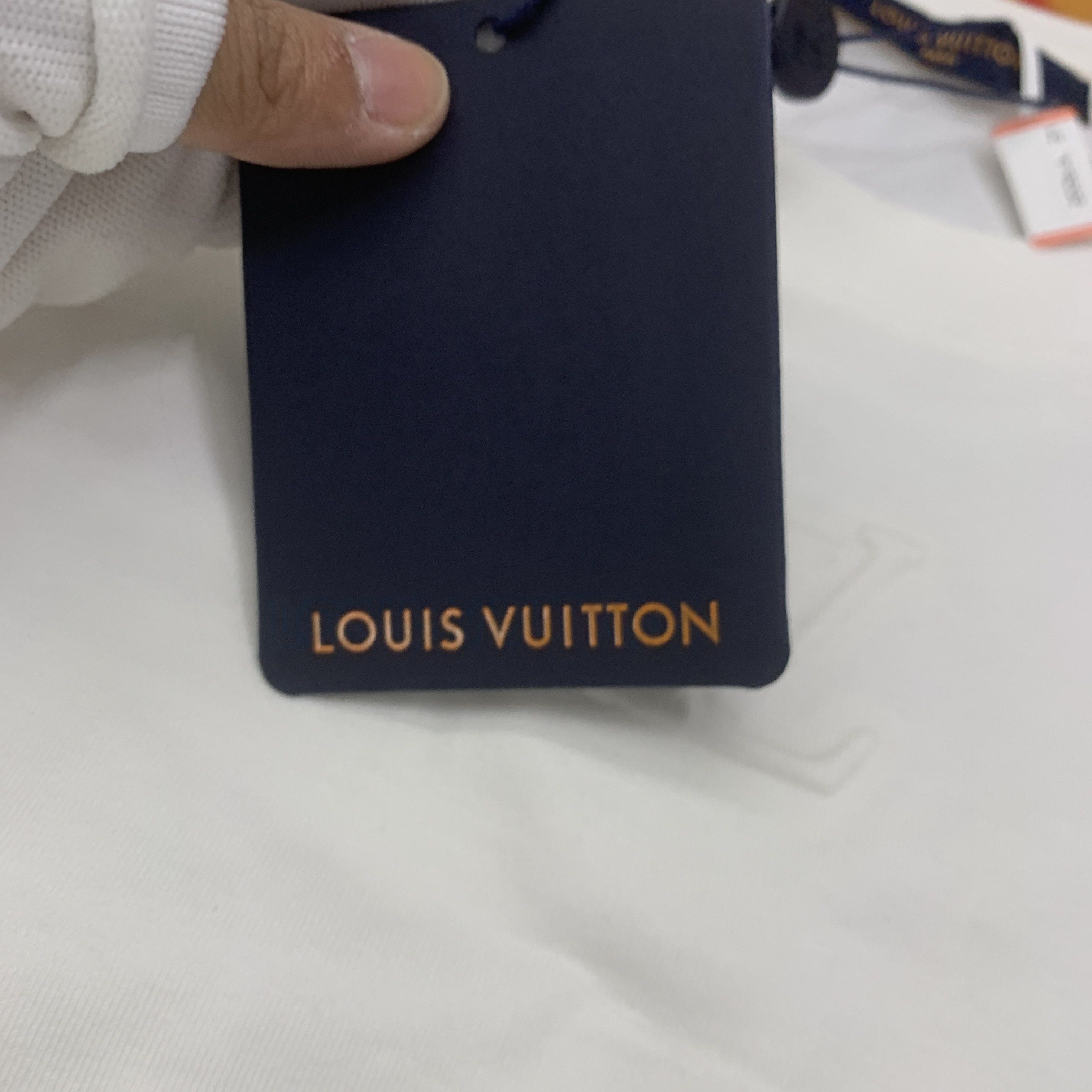 Louis Vuitton Louis Vuitton Embossed Logo T-Shirt L Size US L / EU 52-54 / 3 - 4 Thumbnail