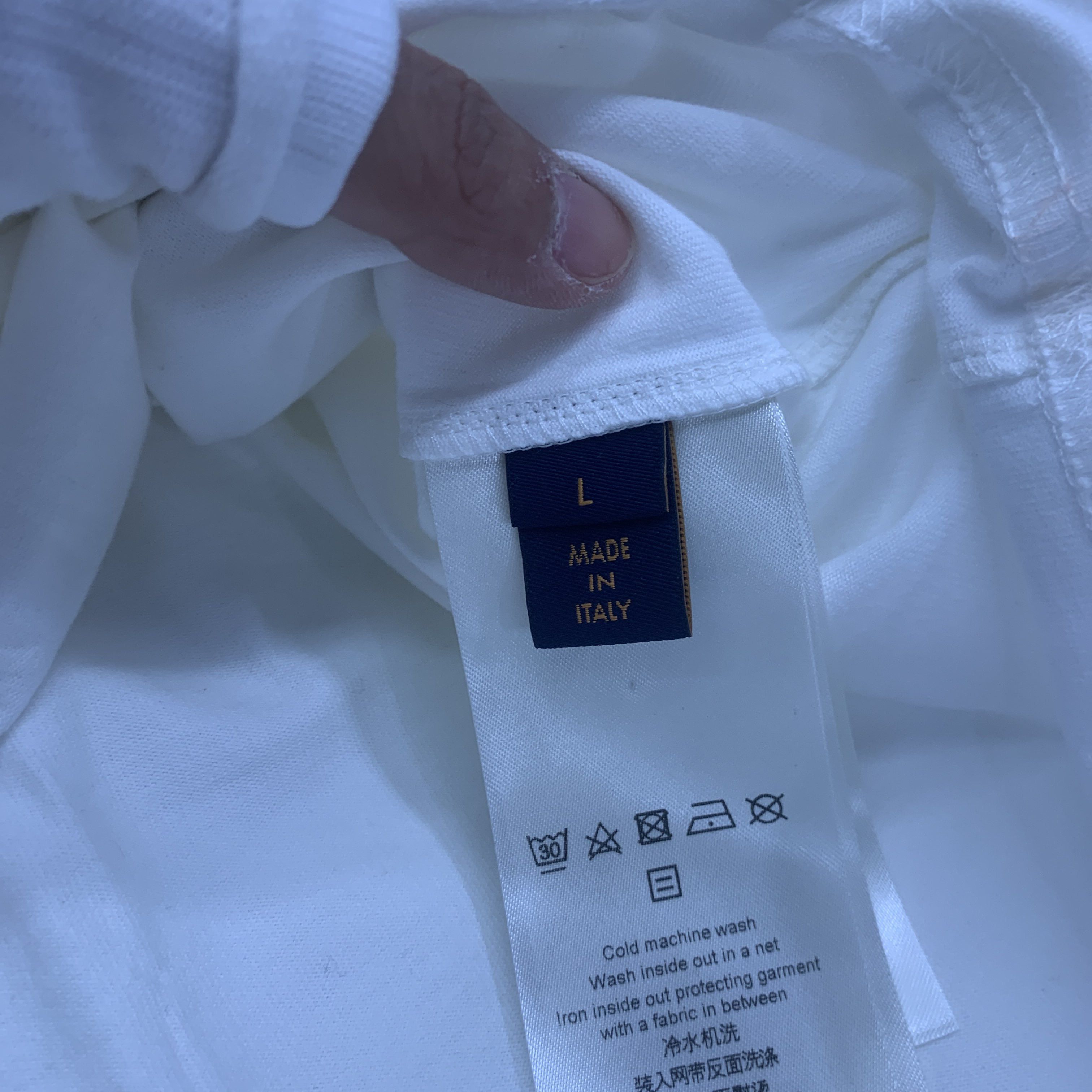 Louis Vuitton Louis Vuitton Embossed Logo T-Shirt L Size US L / EU 52-54 / 3 - 5 Thumbnail