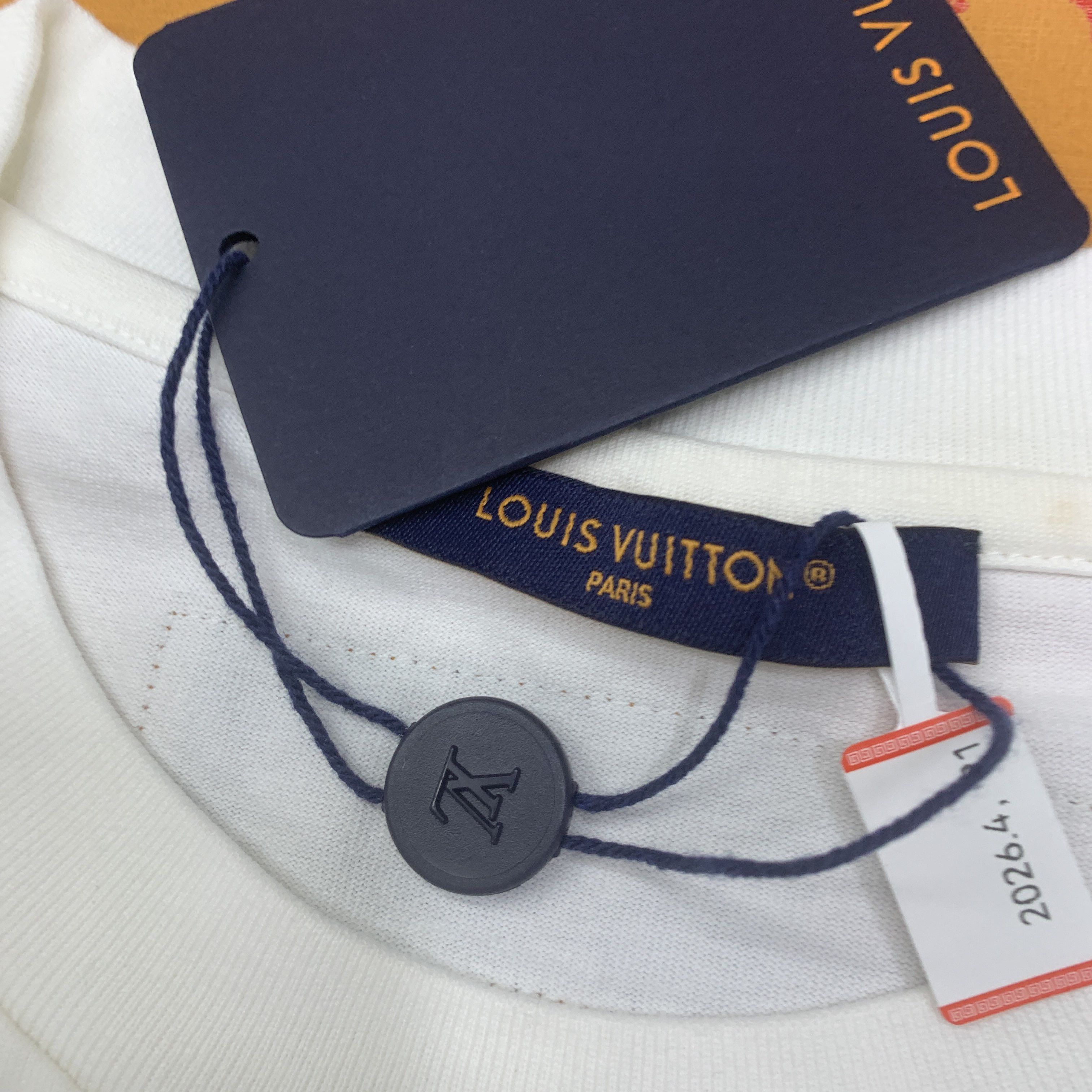 Louis Vuitton Louis Vuitton Embossed Logo T-Shirt L Size US L / EU 52-54 / 3 - 3 Thumbnail